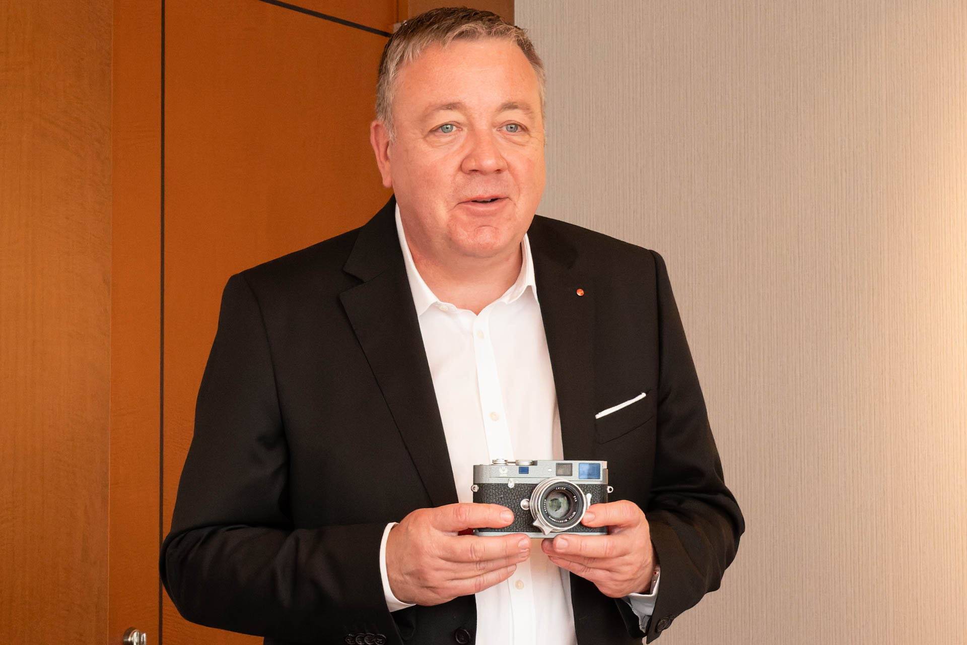 ライカM-A ハンマートーンを手にするステファン・ダニエル氏。「目立ちすぎない20周年ロゴは、“本質への集中”という日本のデザイン思想に通じる」と印象を語った