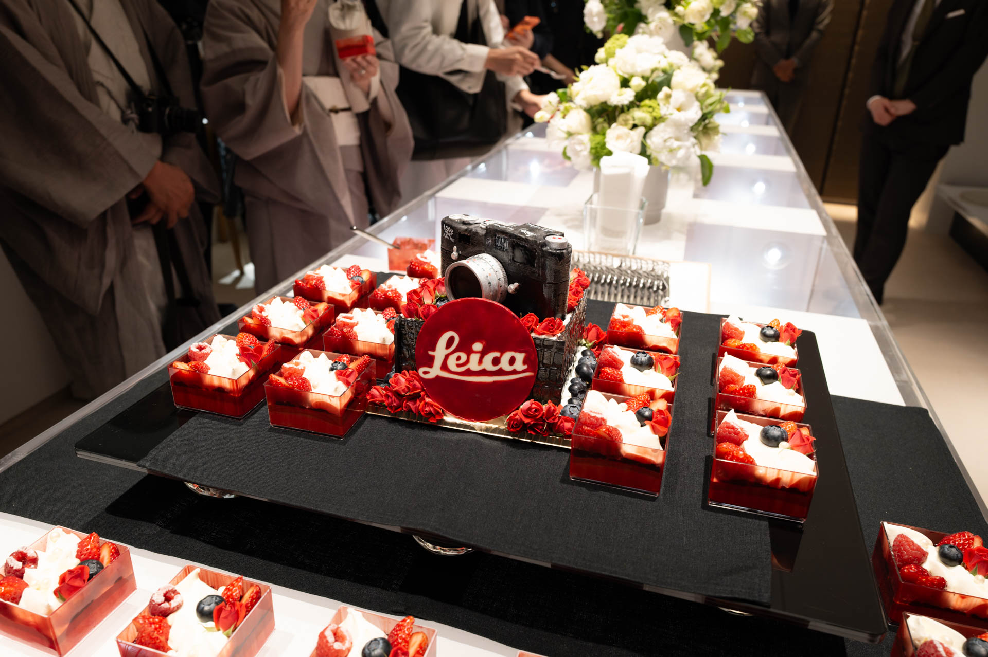 ライカ銀座店にも記念のケーキが登場。モチーフはライカM-A ハンマートーンだ