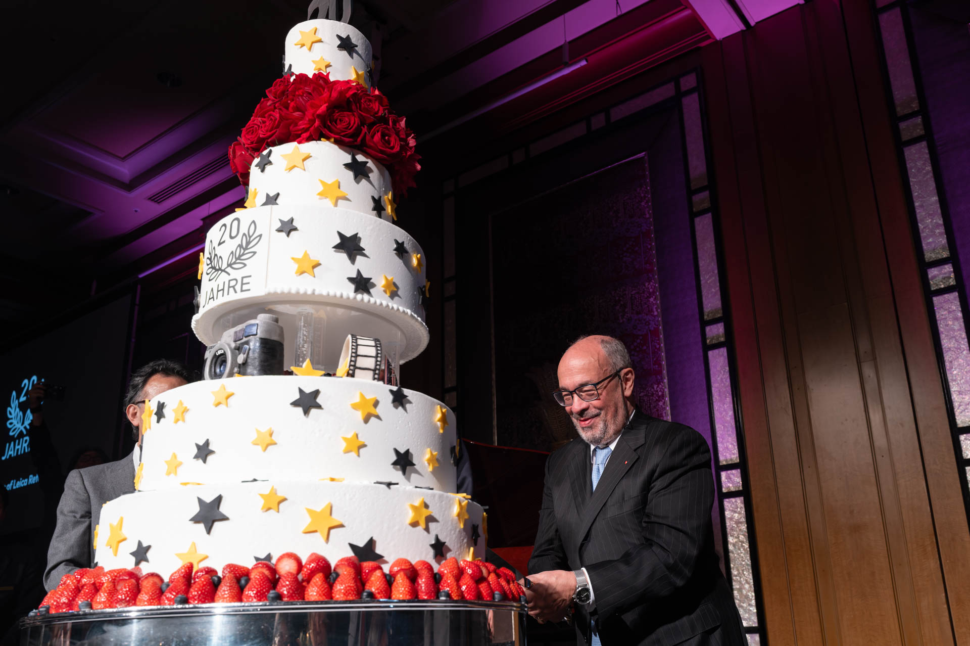 ライカカメラ社 監査役会会長のアンドレアス・カウフマン氏がケーキに入刀