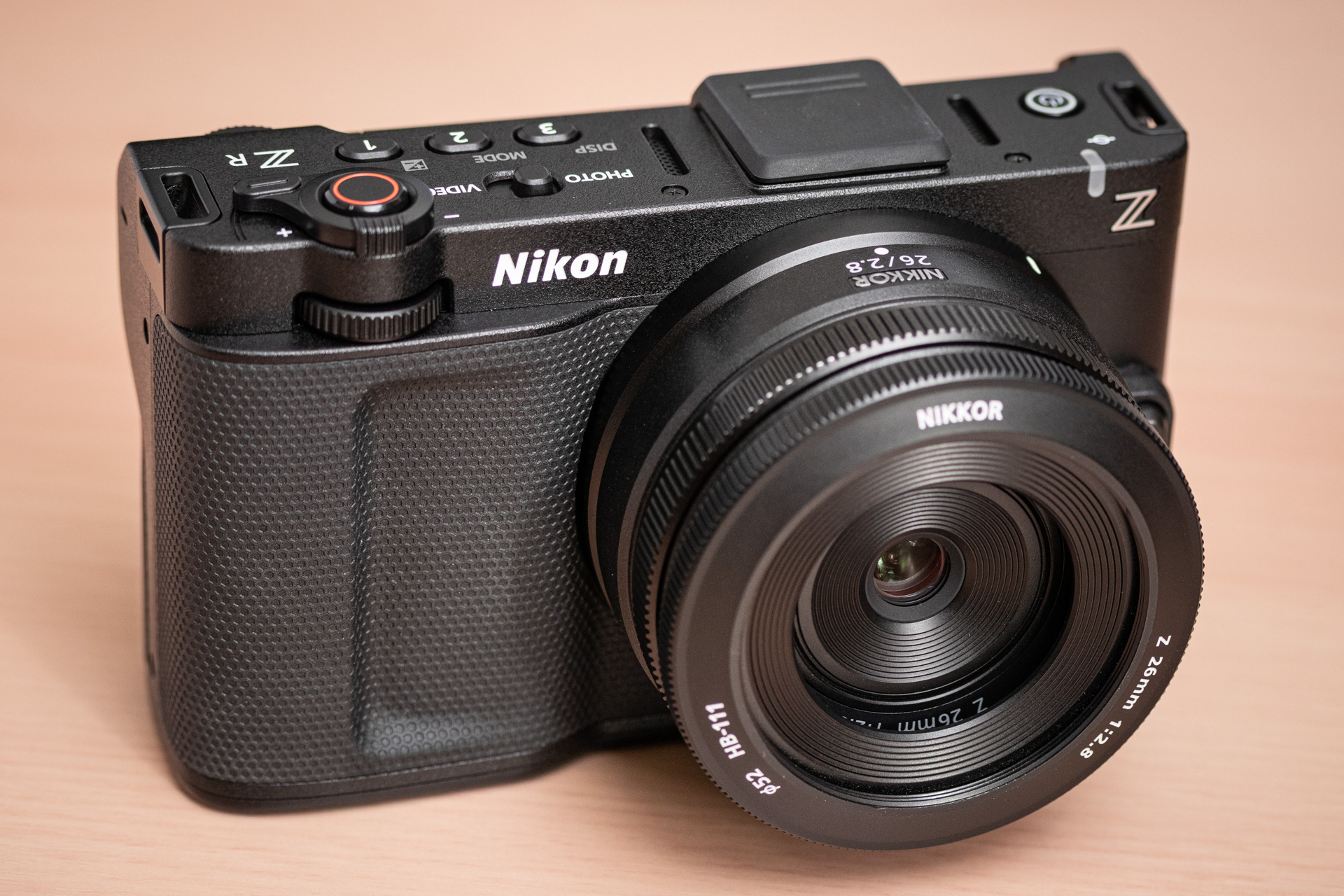 装着レンズはNIKKOR Z 26mm f/2.8