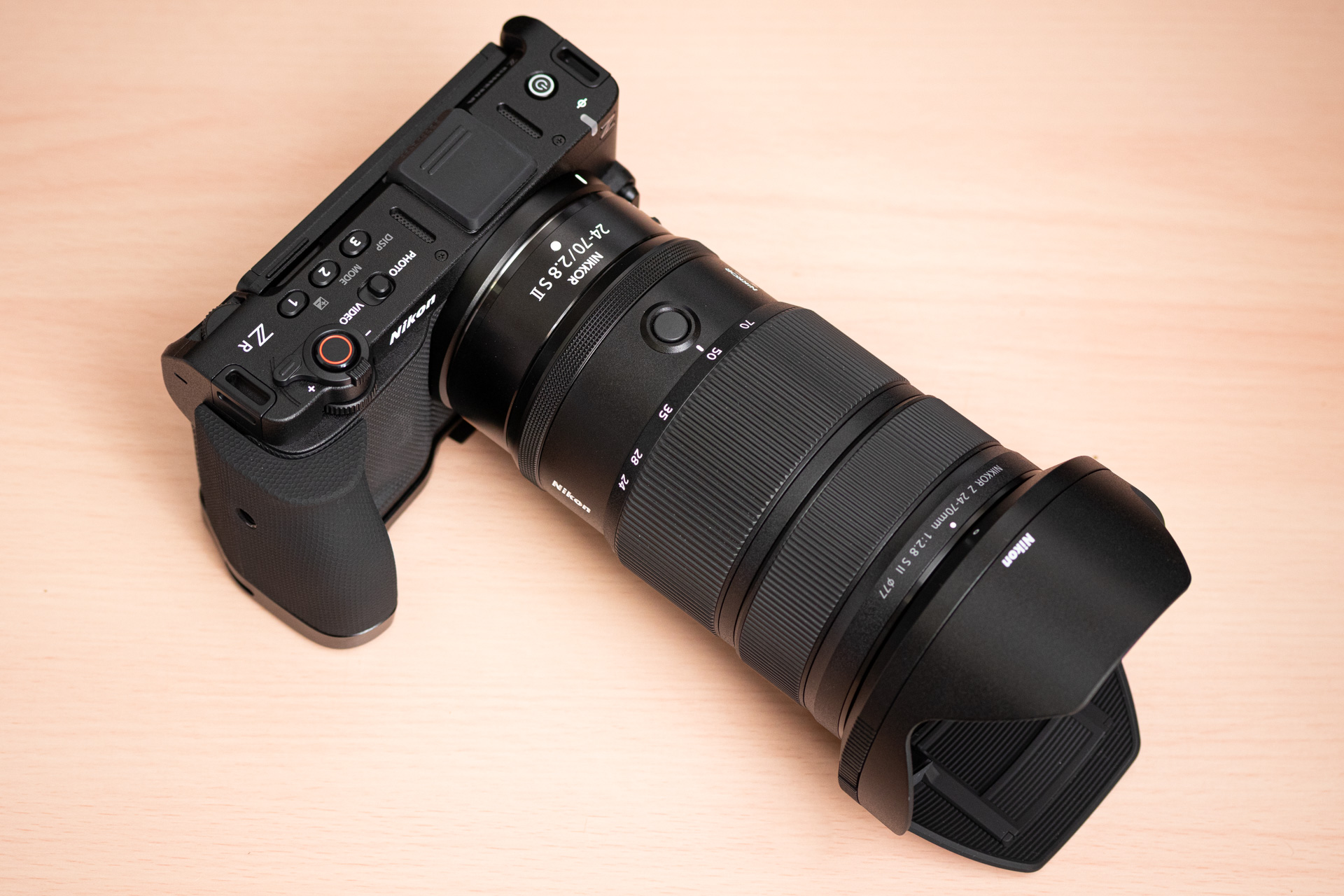 「ND SmallRig ZR用L型グリップ 5466」を装着。NIKKOR Z 24-70mm f/2.8 S IIとの組み合わせも見た目より重量バランスが良かった