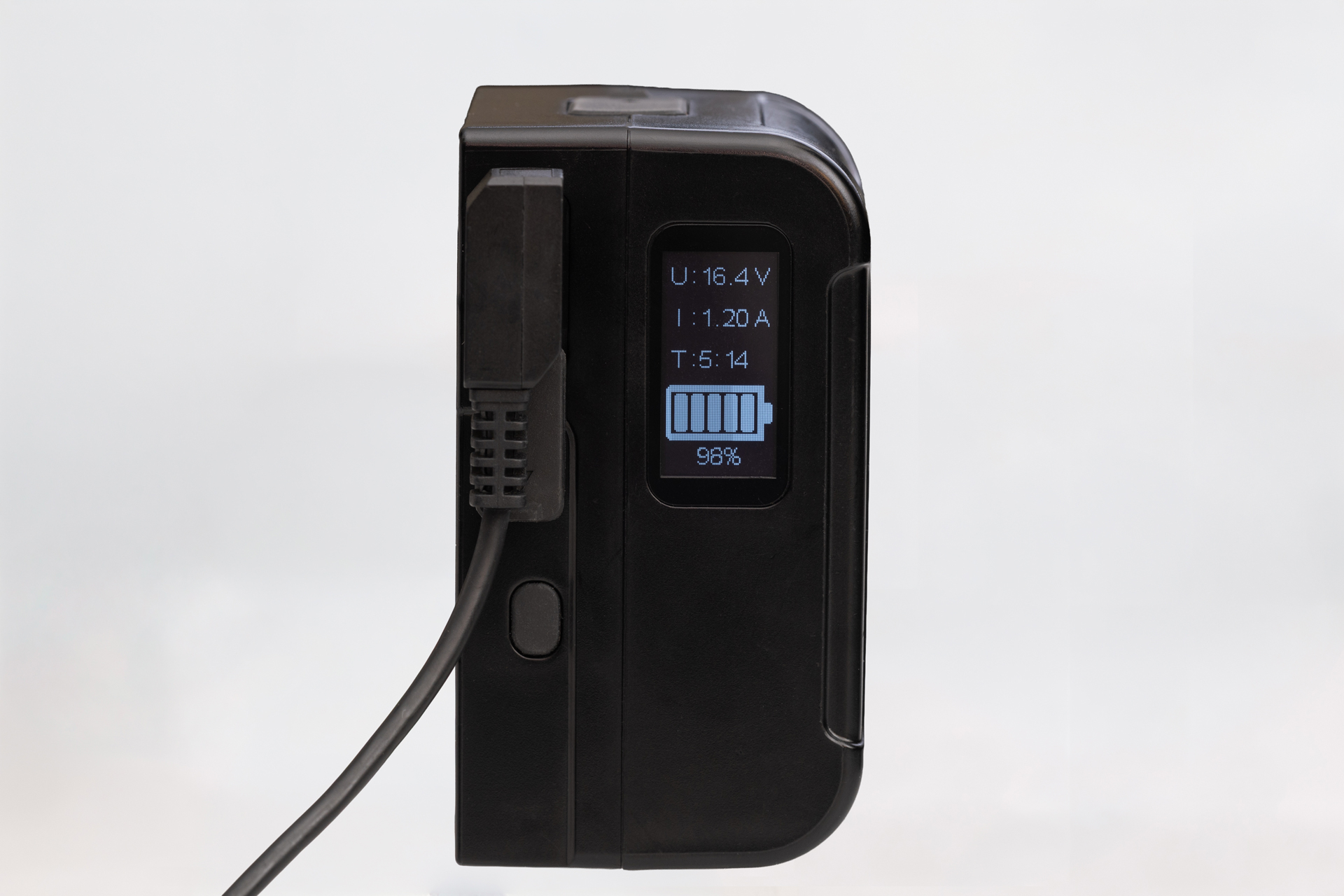 本体左面。上から現在の電圧、電流、おおよその残り時間、残量。充電時にも表示され、その場合3段目は充電完了までの目安時間となる