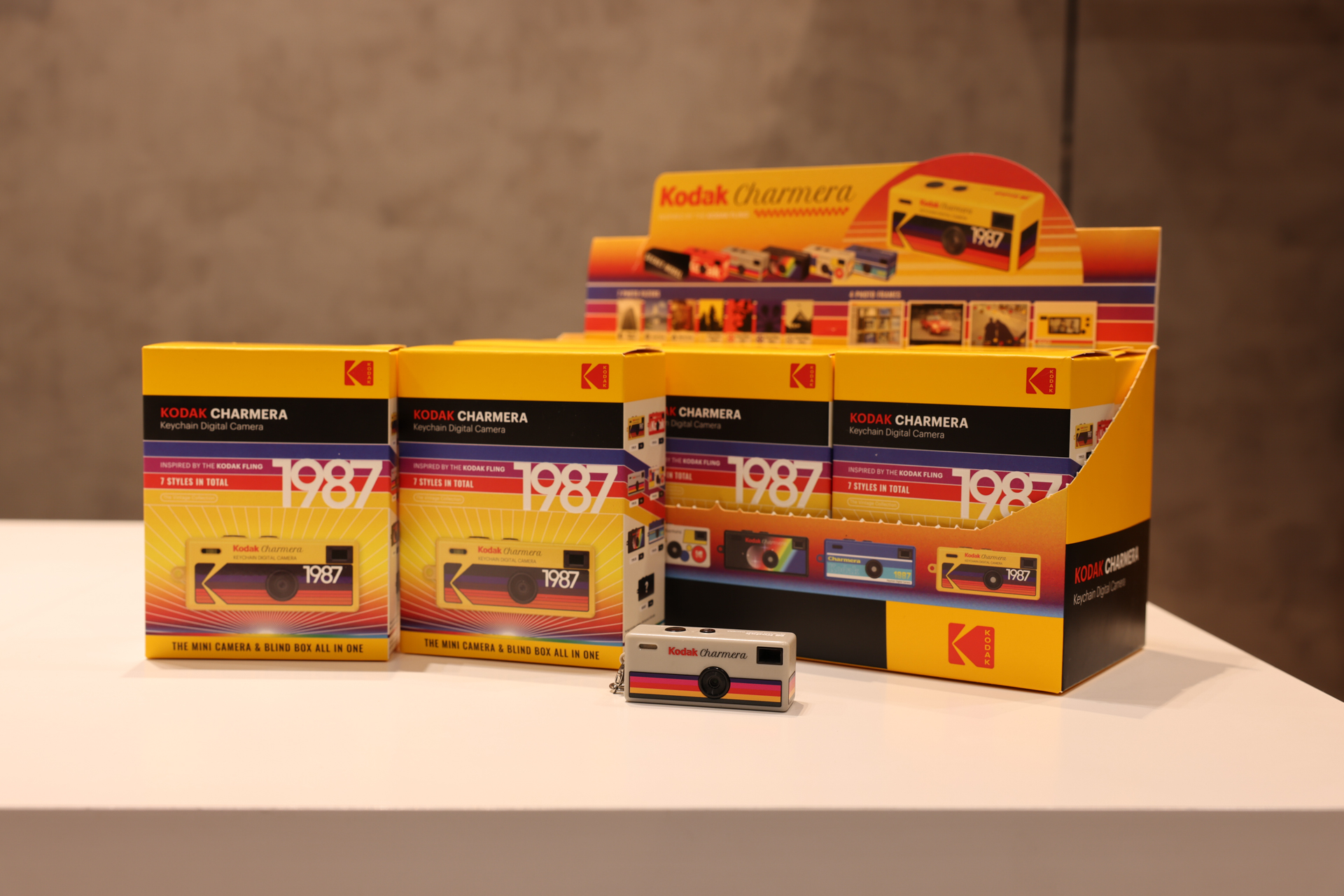 人気のKodak Charmera。引き当て式、どのデザインが出るかわからないというワクワク感、そしてチャームとして持ち歩けるという気軽さで大ヒットを記録。これはKodak本社ブランドの商品だ