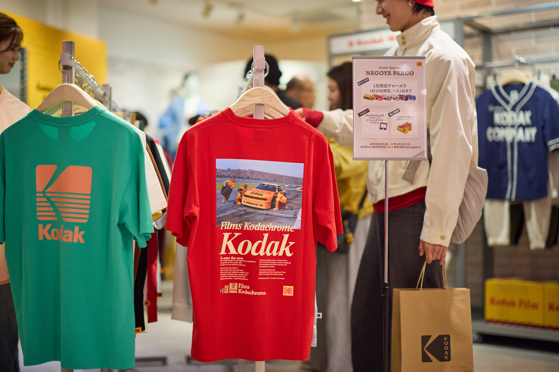 Tシャツは満遍なく人気が高いそう。個人的にはエクタクロームとレーシングカーのフォトTシャツのデザインが、往年のアメリカンな雰囲気でとてもかっこいいと感じた