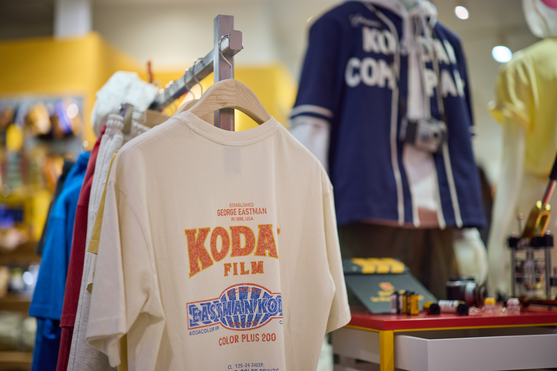 レトロテイストのTシャツ。機能性、デザイン性、ロゴの存在感などのバランスが考え抜かれている