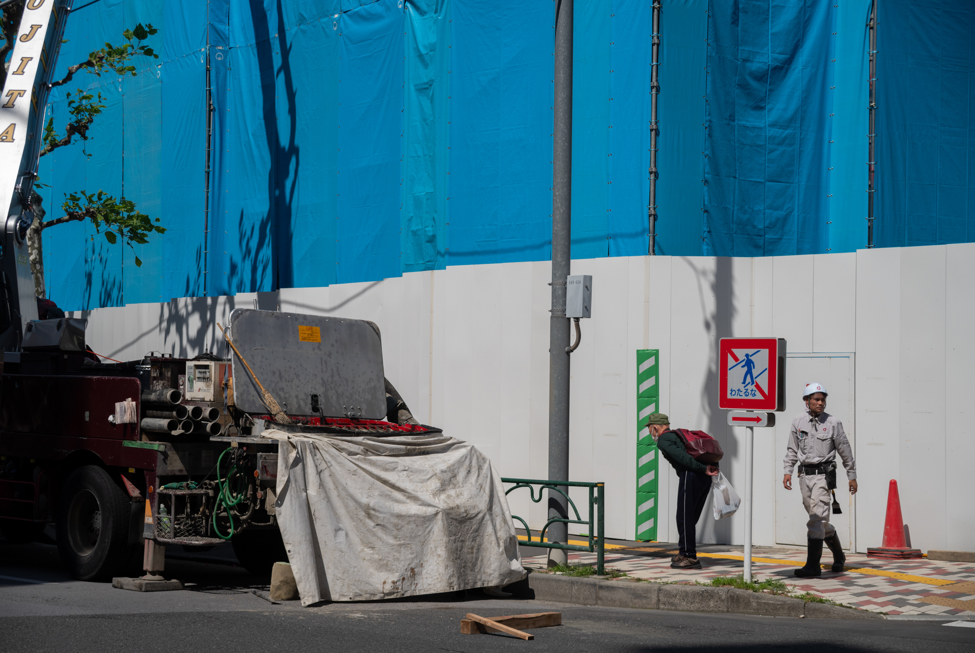 景気はよろしくないはずですが、昨今の東京は至る所で工事している印象です。細かいディテールも再現するなど、まったく見かけによらないのです。<br><span class="fnt-85">ペンタックス K-1 Mark II／smc PENTAX-F 35-70mm F3.5-4.5／70mm／マニュアル露出（1/1,000秒、F10、－0.7EV）／ISO 400</span>