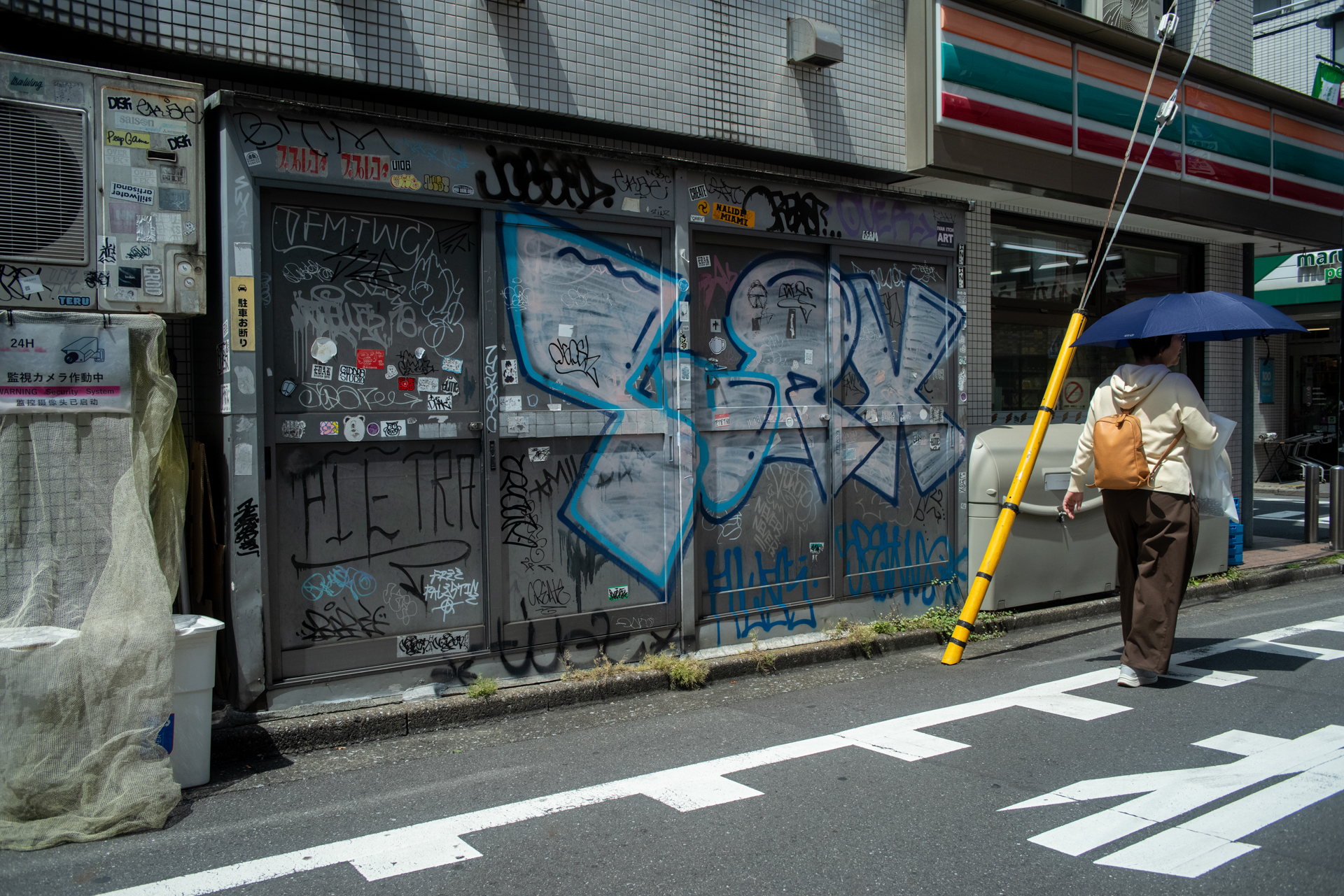 今回もタギングを撮らされてしまう情けなさ。店は迷惑だよなあ。狭い道で28mmでうまく収められる快楽を知ってしまうと撮りますな。<br><span class="fnt-85">ペンタックス K-1 Mark II／smc PENTAX-F 28mm F2.8／28mm／（1/3,200秒、F8、－0.7EV）／ISO 1000</span>