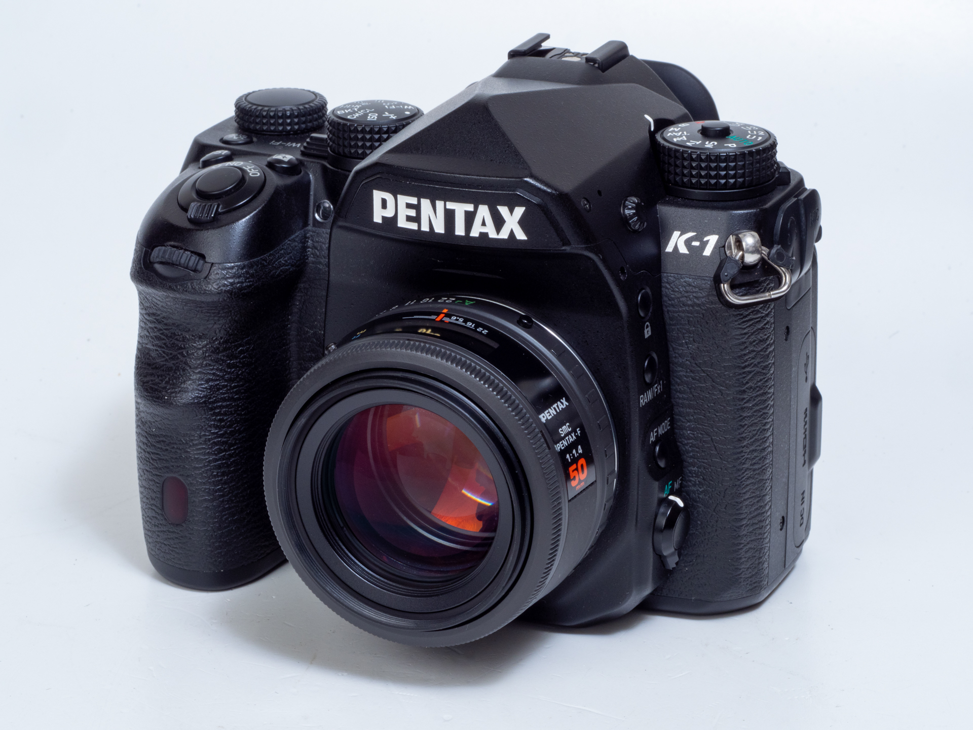 開放FナンバーF1.4というスペックのわりには小型軽量です。作りの安っぽさに購入時に後悔しました。旧来の同スペックのレンズと設計は踏襲しているようですが、開放値近辺ではフレアが多い印象です。どうぞ味わいとやらにお使いください。でも絞るとパキパキに写ります。二重人格なんじゃないかと思うくらいです。使いこなしに工夫は必要です。K-1につけた時のむりやりな違和感がなんだかそそられます。実はいま開放Fナンバーは1.7のものを探しています。