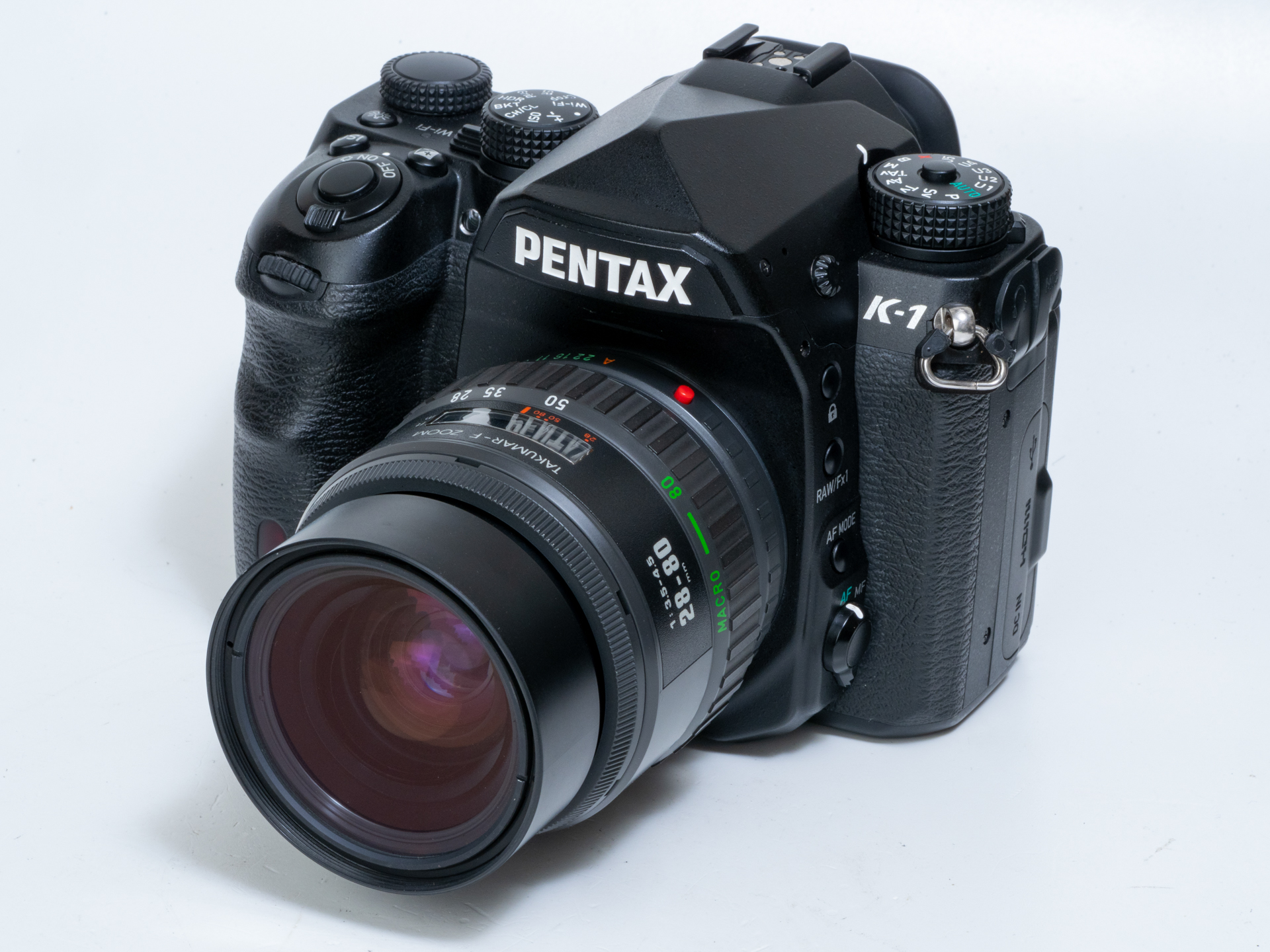 レンズ名がM42マウント時代のレンズ名「TAKUMAR」が使われており、「smc」がないのでマルチコートではないということなのでしょう。<p>なぜか焦点距離表示もオレンジではなくて、白文字であります。そう差別しなくてもいいんじゃないかと思うのですが、コストとの戦いって昔からあるんですよね。おそらく輸出専用レンズかと推測。ちなみにsmc化されたほぼ同じスペックのレンズもあるみたいです。<p>で、標準ズームのくせに、ものすごく重たい。そこそこに金属パーツが使用されています、Fレンズのくせに。しかも最短撮影距離は1mですから、ワイド端で使う時は、あまりにも被写体が小さく写るので、暴れたくなります。いちおうテレ端ではマクロ機能があるのですが、オマケみたいですな。でもね、色再現は少し温調ですがすばらしくよく写りますぜ、このレンズ。困りますよね。本日のランチ代くらいで買えるのに。