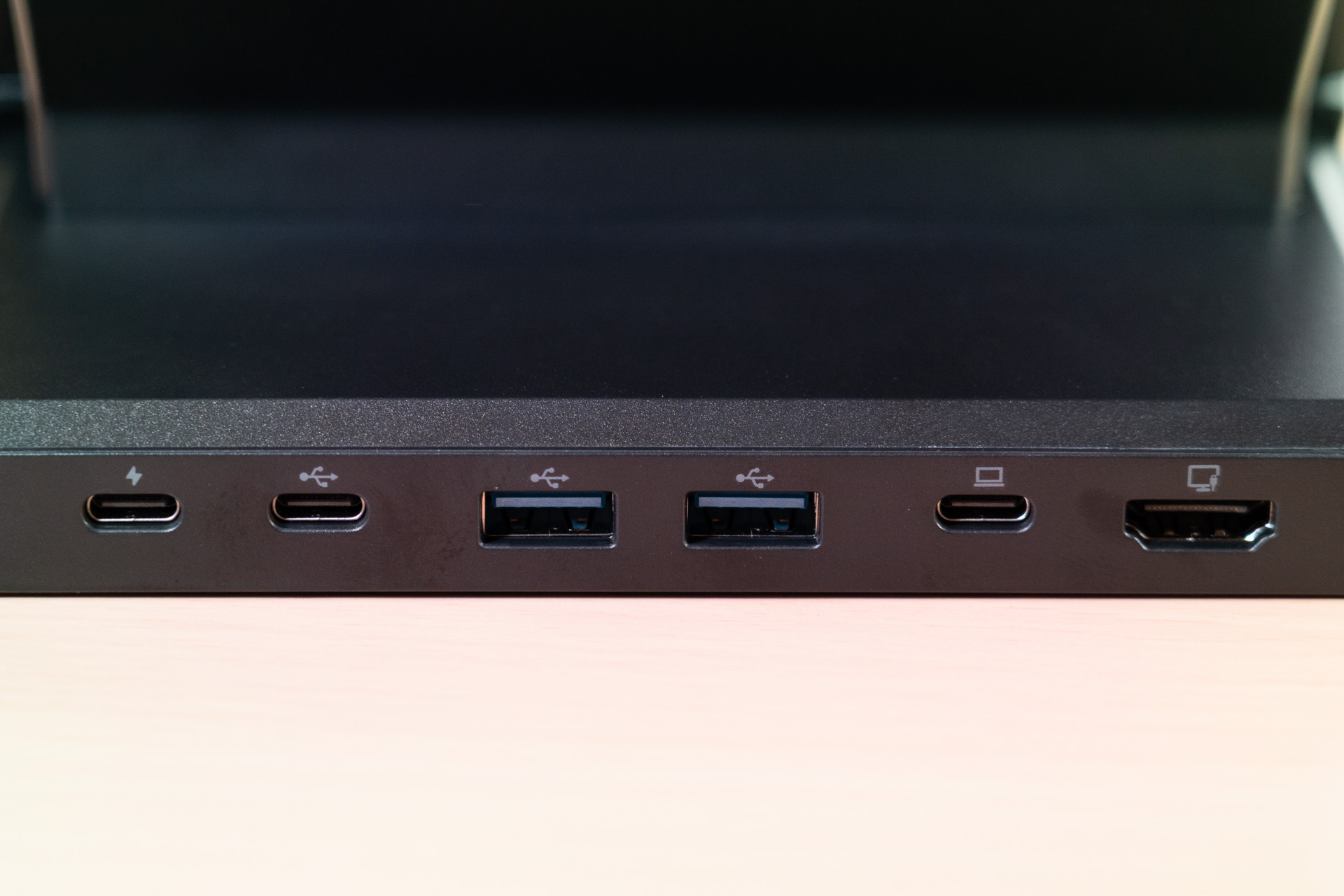 背面のインターフェース。USBはいずれもUSB 3.2 Gen 2（10Gbps）に対応する。