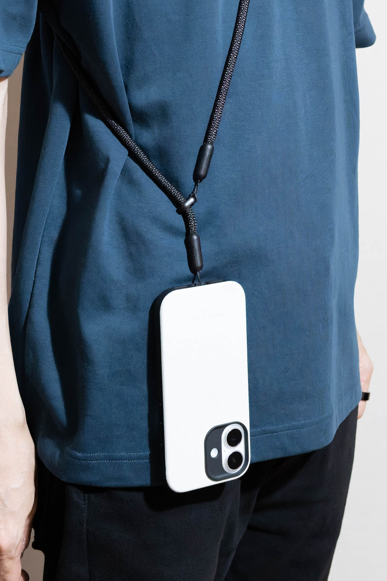 スマホを1点吊り。ストラップには、スマホケースとスマホの隙間に差し込むタイプの「モバイル ストラップ アダプター」が付属している。この写真でもそれを使用した