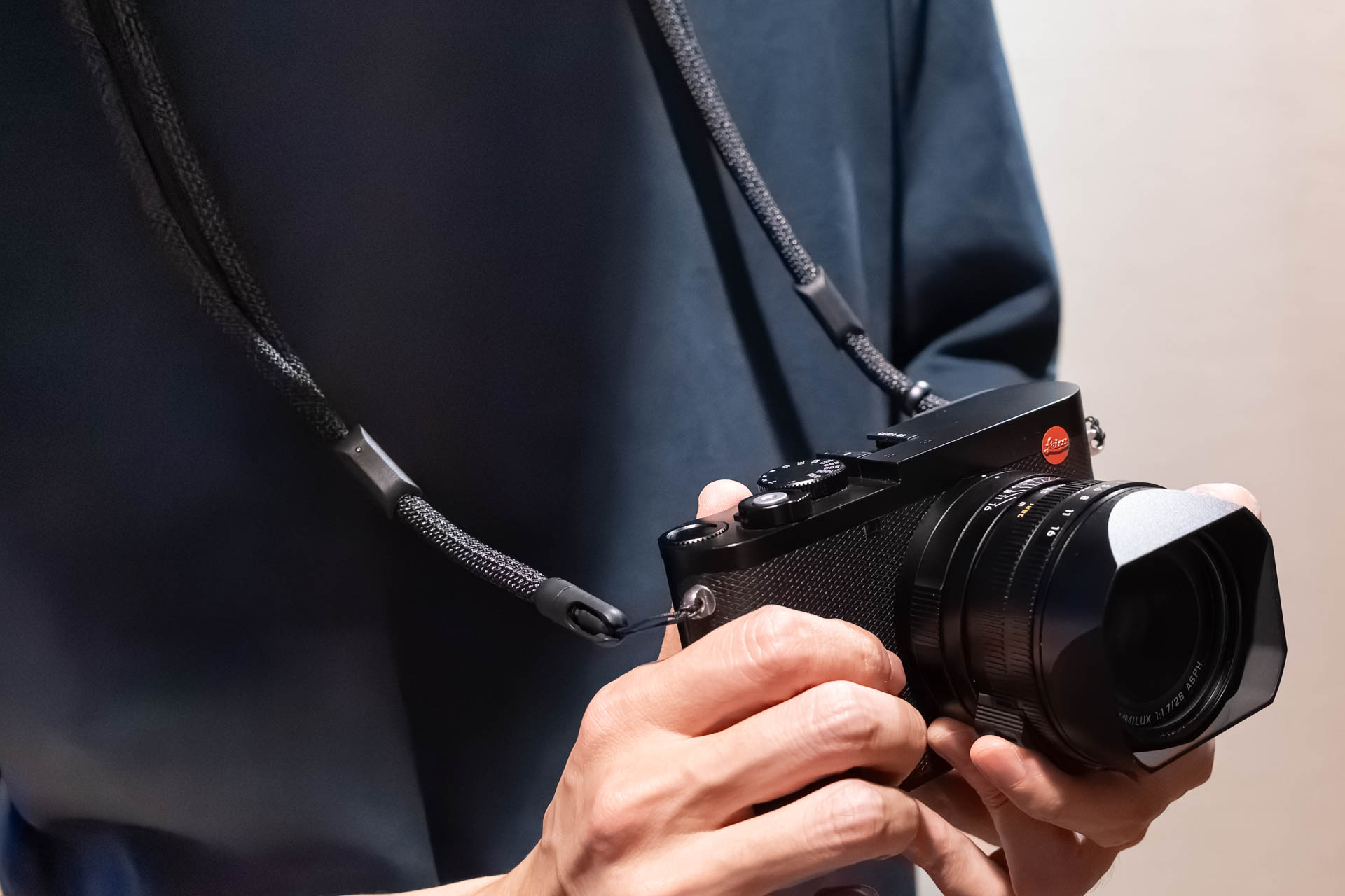 ライカQ3の装着イメージ。やはりストラップ取り付け部がスッキリする。構造的に、ストラップがねじれてややこしい思いをすることもない