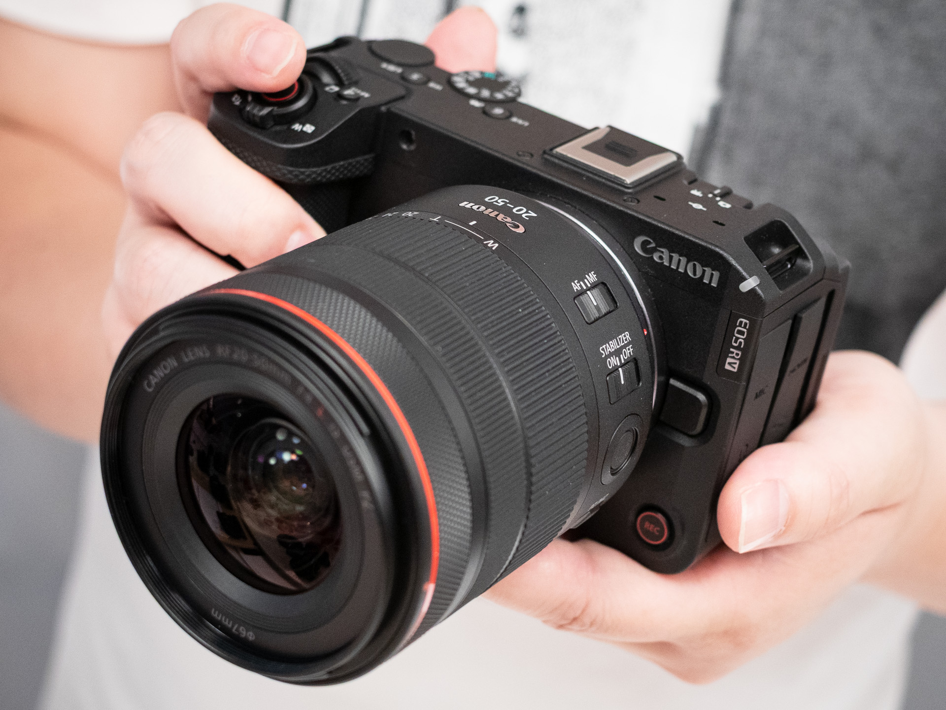 「RF20-50mm F4 L IS USM PZ」を装着した「EOS R6 V」