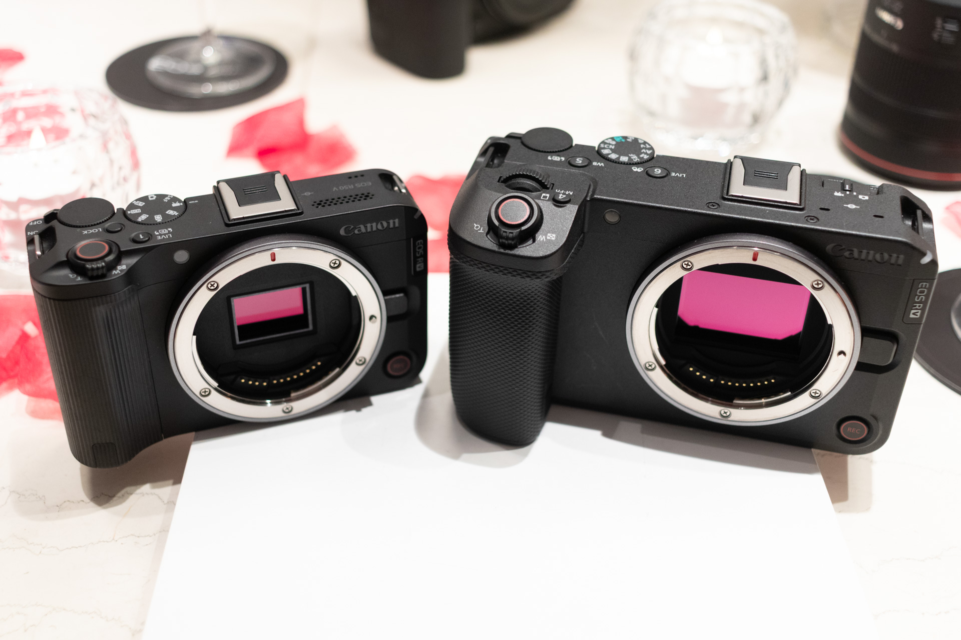 EOS R50 V（左）との比較