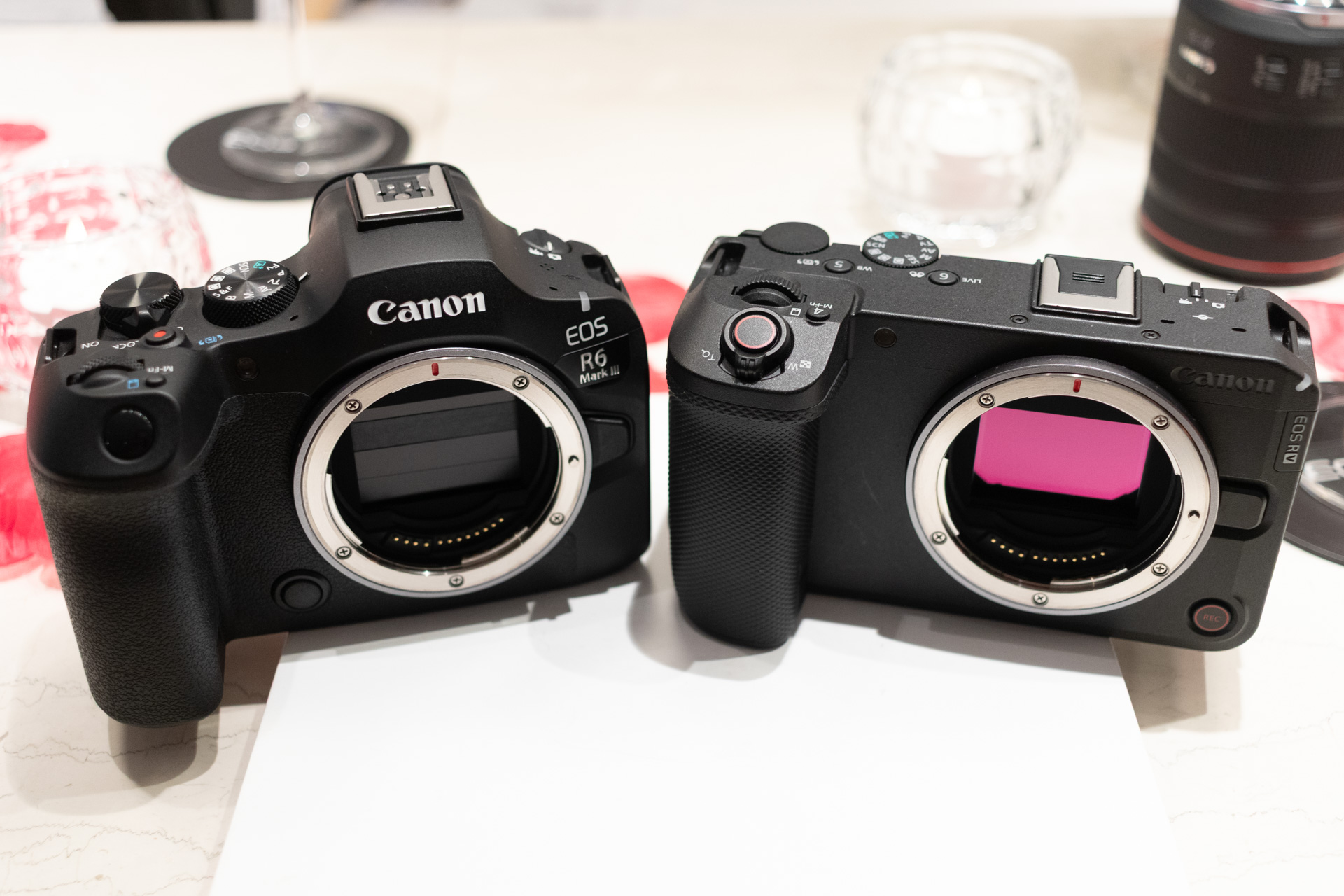 EOS R6 Mark III（左）との比較