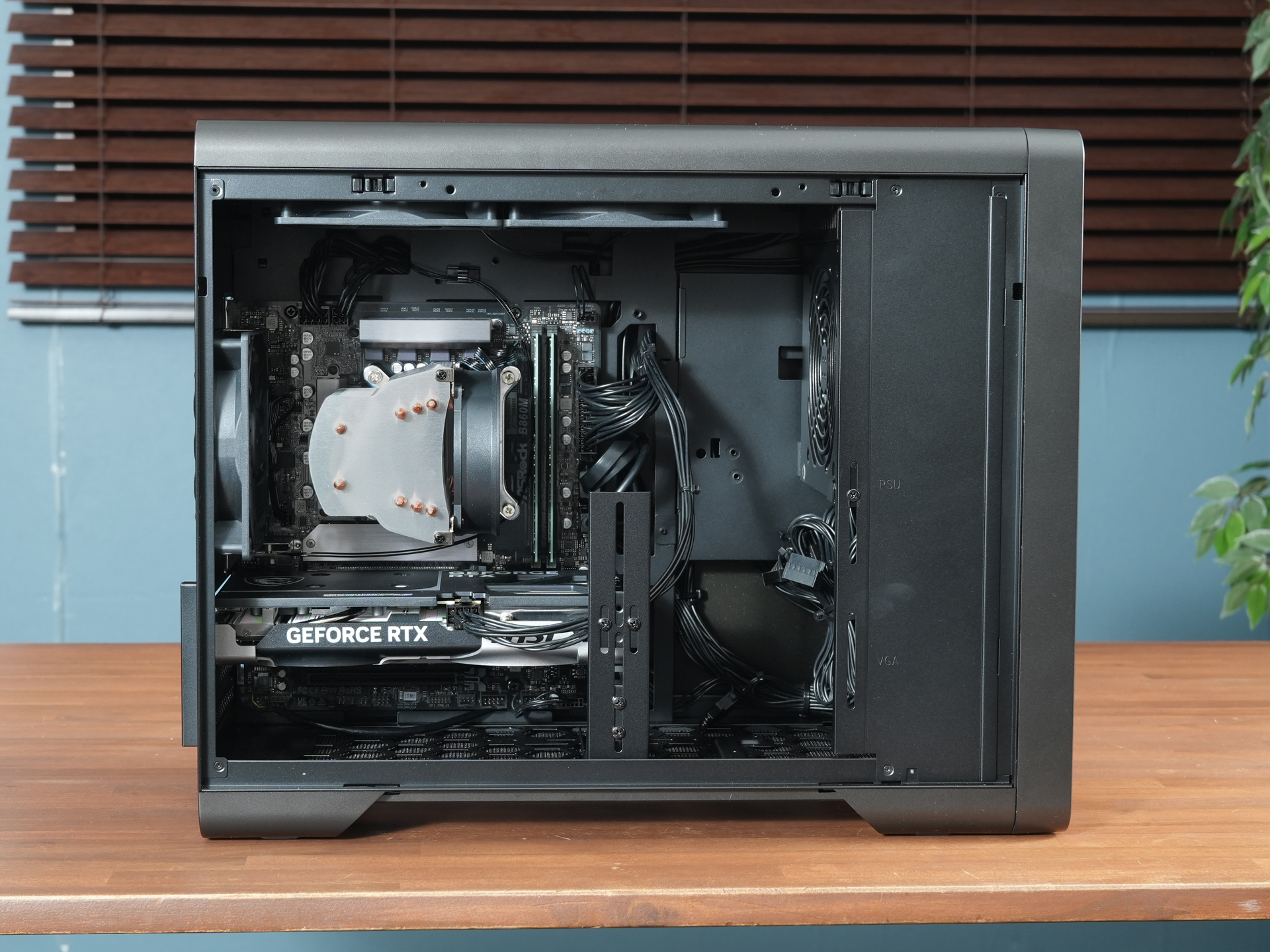 DAIV KM‑I5G6Aの内部構成。ミドルレンジのCPU「Core Ultra 5」とミドルハイレンジのGPU「GeForce RTX 5060 Ti」を搭載している。