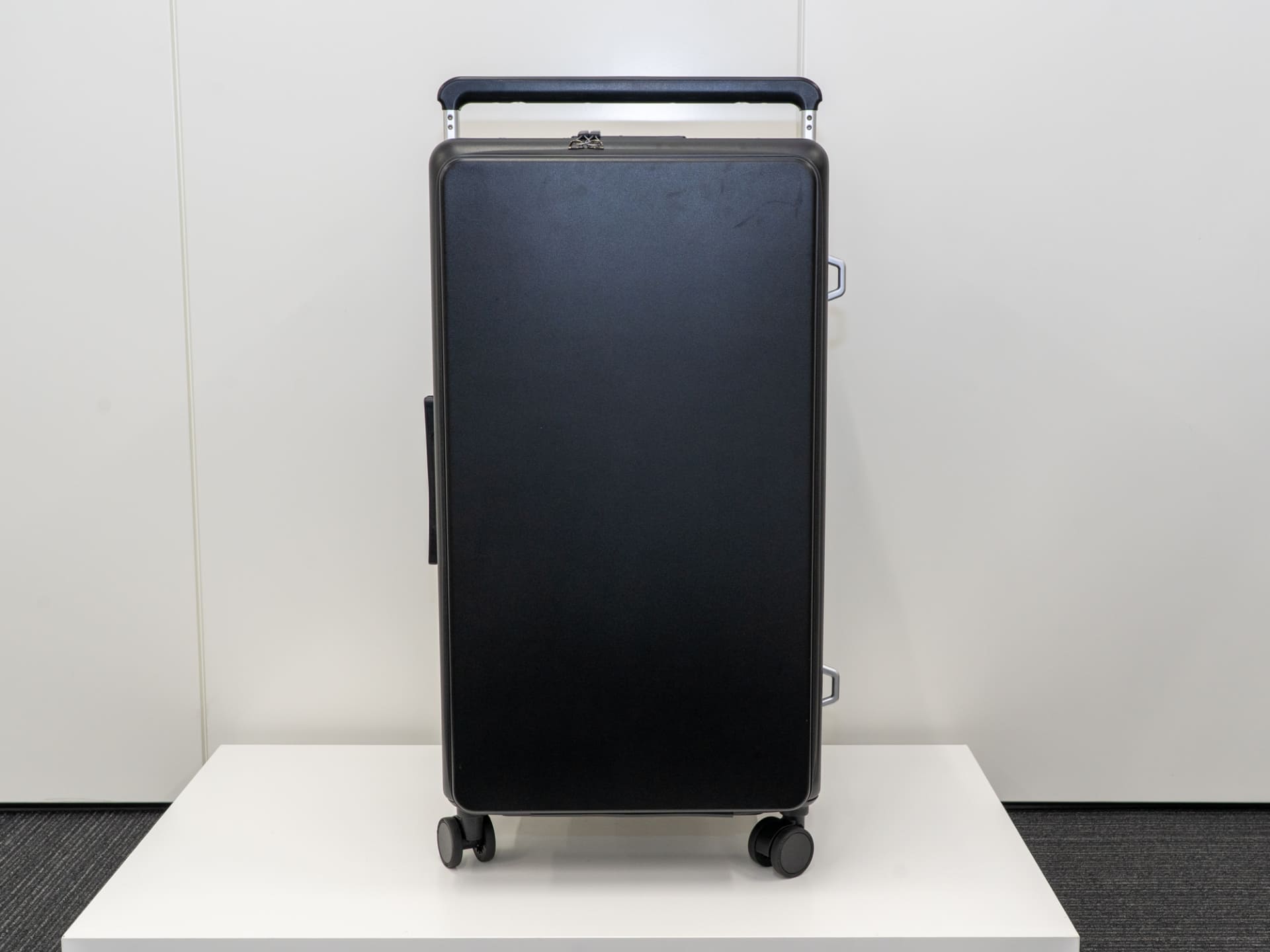本体上部に1/4インチネジと3/8インチネジの固定穴を備えている。展示品では3Dプリントした部品を使っていたが、製品版では金属製のネジ穴を使用する予定だという