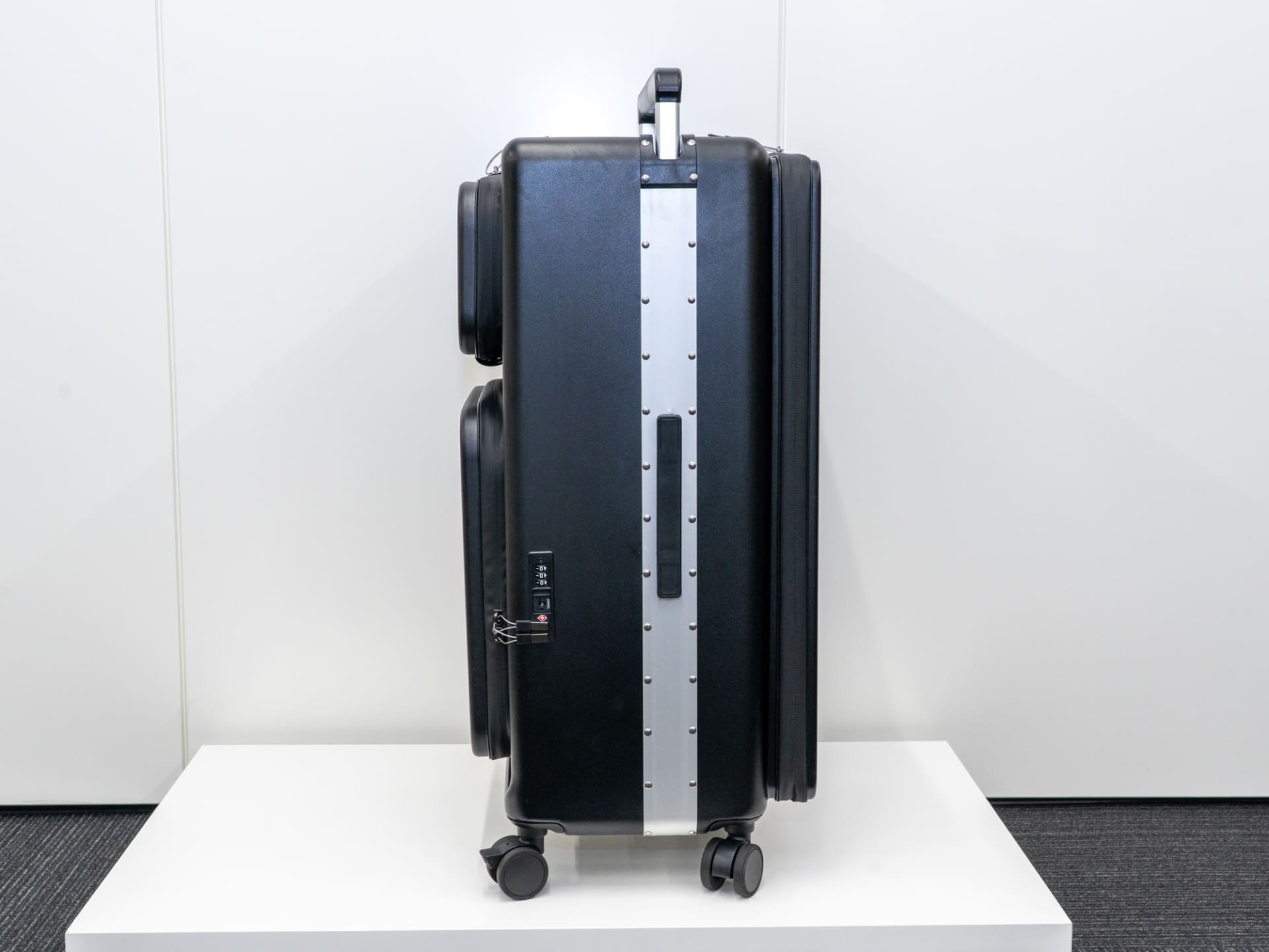 本体上部に1/4インチネジと3/8インチネジの固定穴を備えている。展示品では3Dプリントした部品を使っていたが、製品版では金属製のネジ穴を使用する予定だという