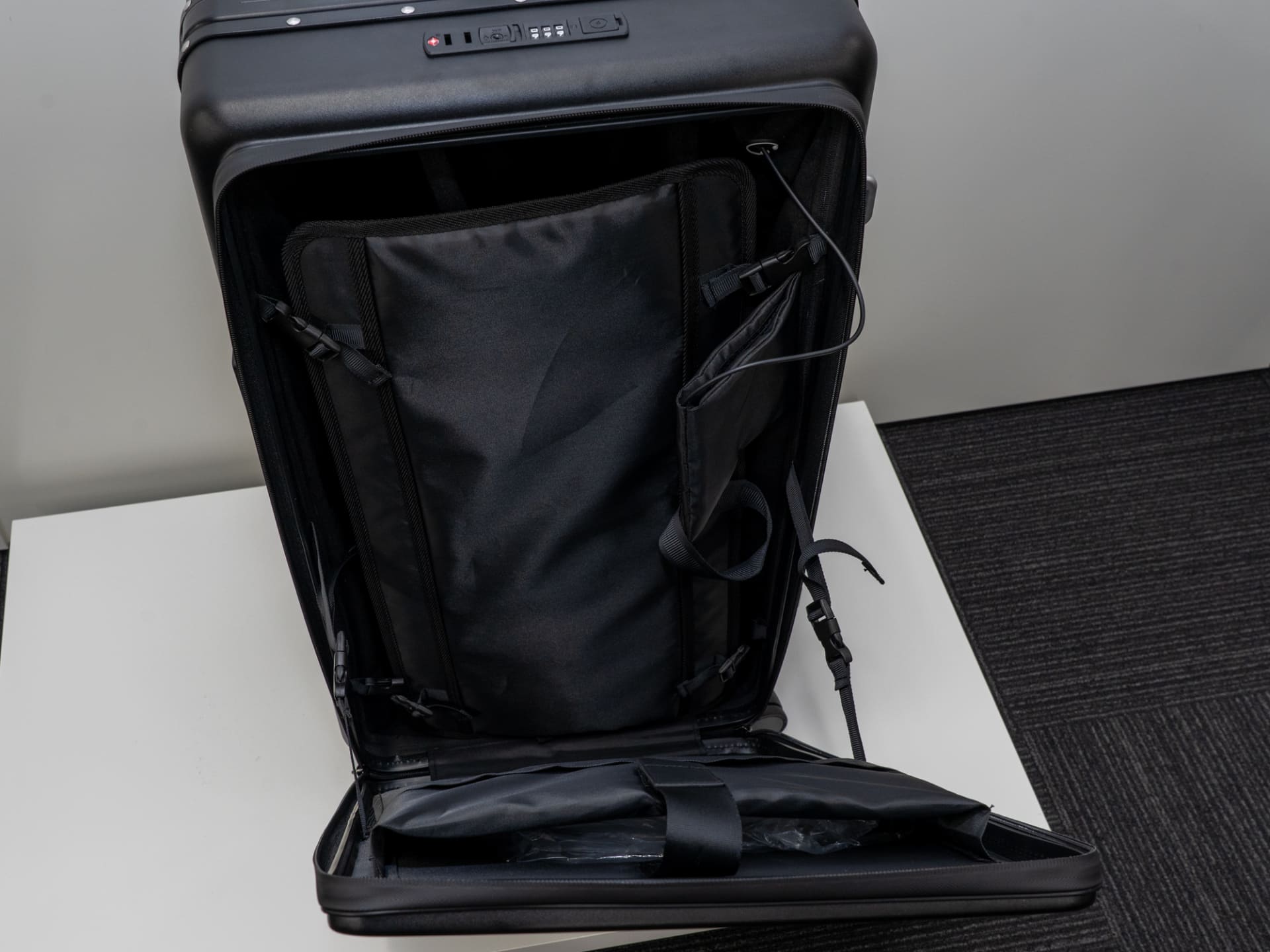 背面収納部はカバー付き。モバイルバッテリー用ポケットを備えている