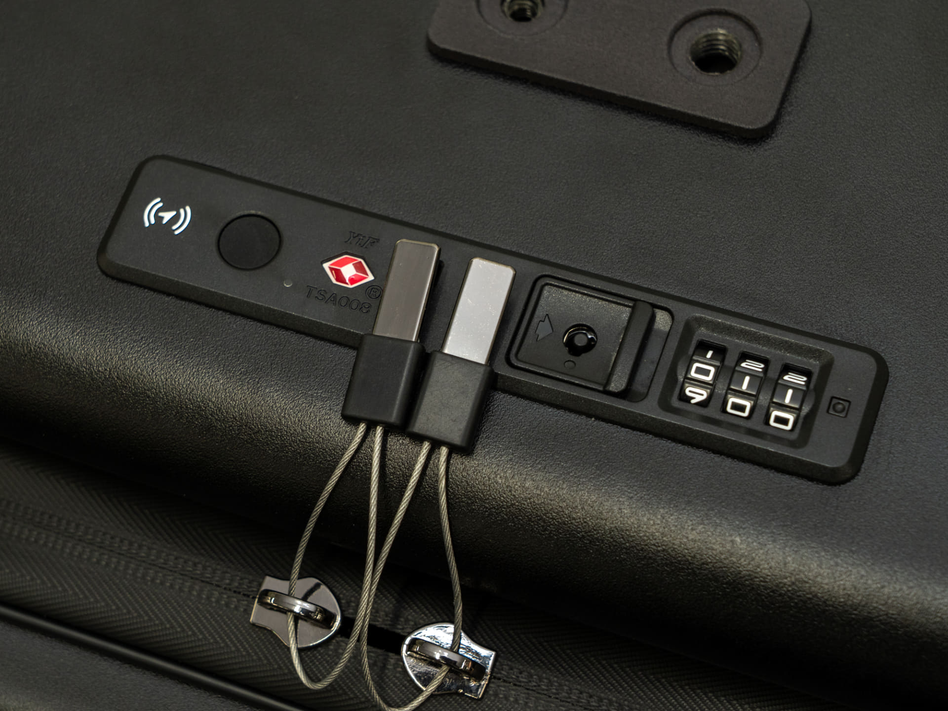 充電用USBポートのほか忘れ物防止タグを内蔵している