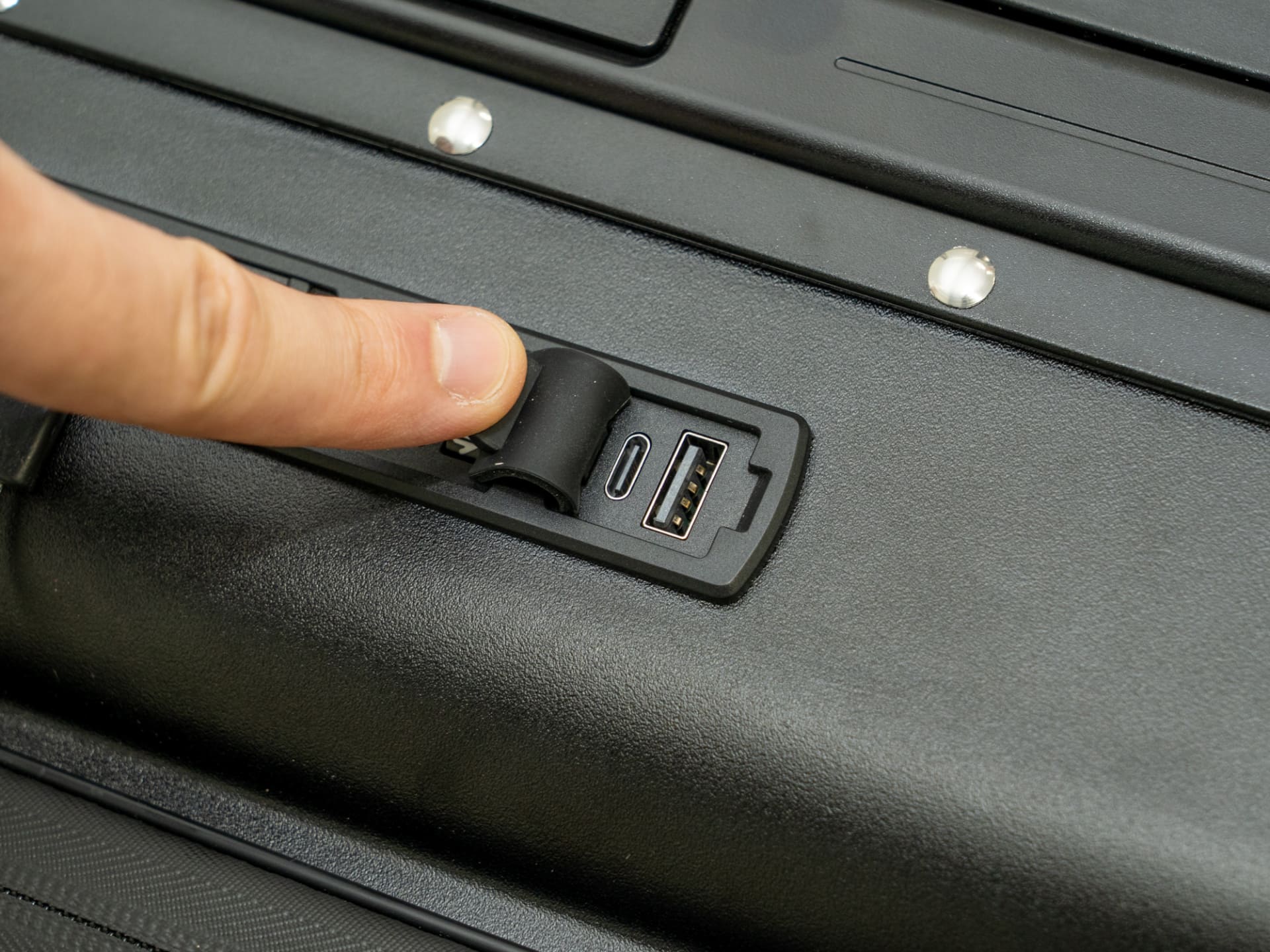 USBポートはType-CとType-Aが1基ずつ
