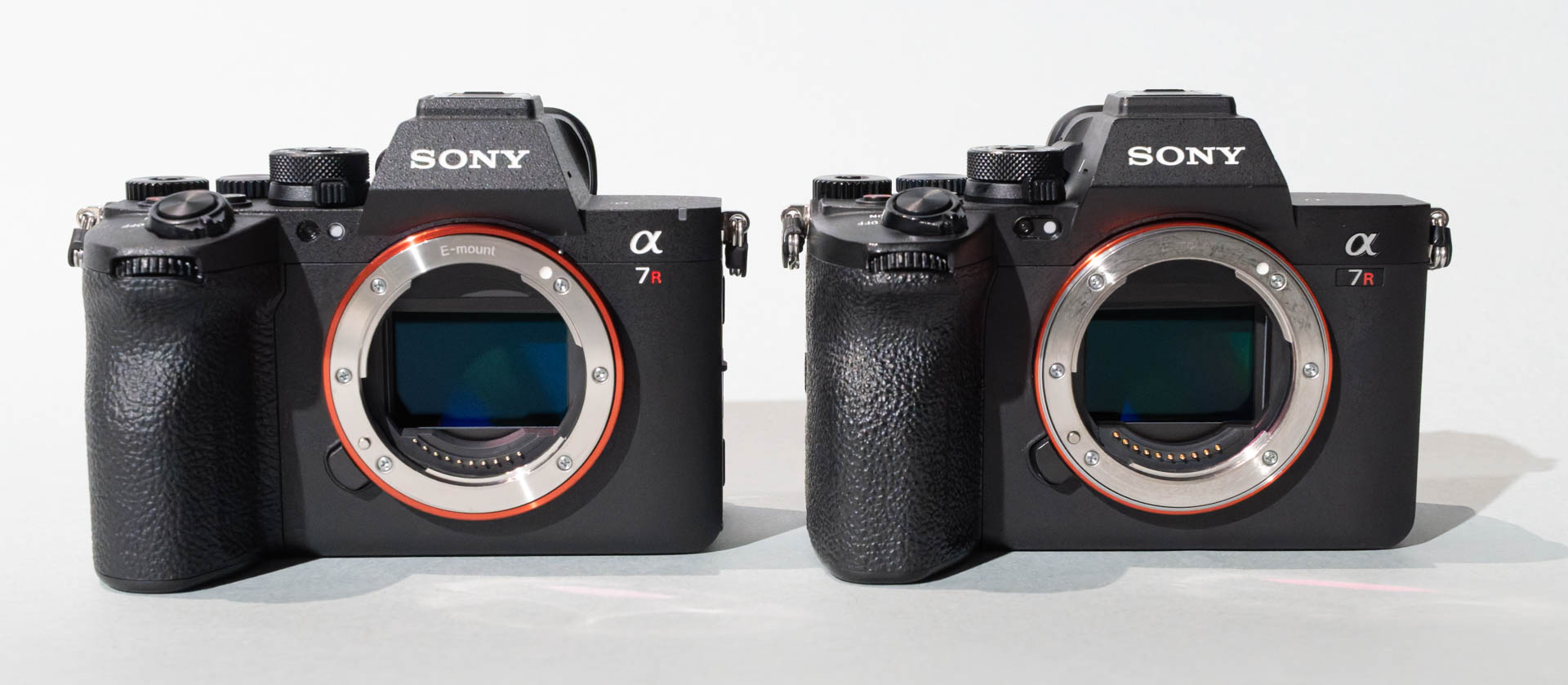 左からα7R VI、α7R V（2022年発売）
