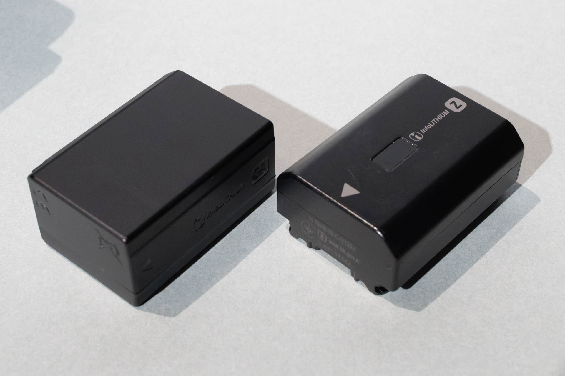 左からNP-SA100（2,670mAh、7.82V）、NP-FZ100（2,280mAh、7.2V）