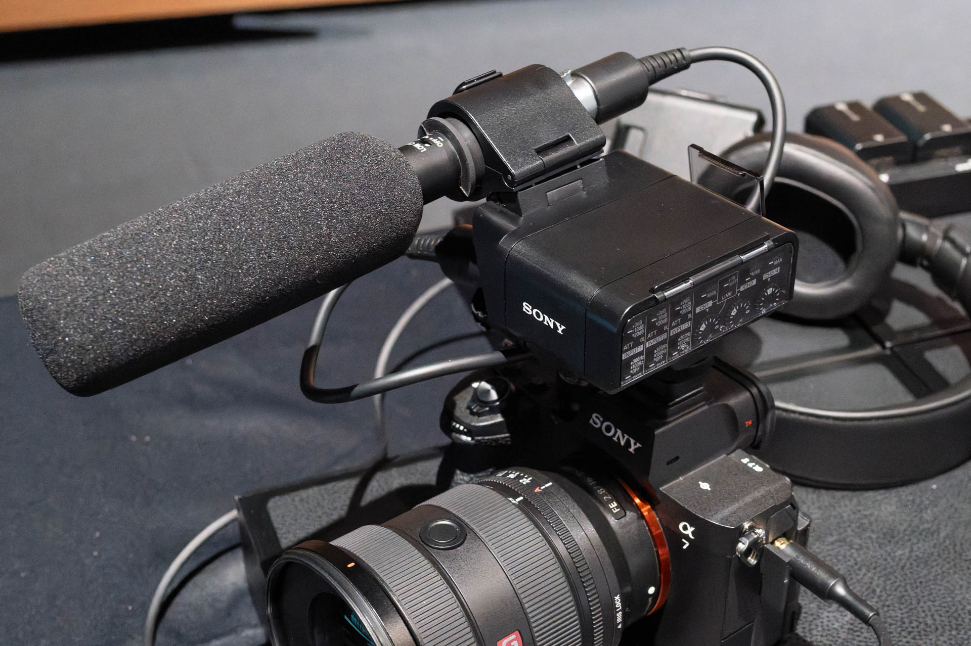 XLRアダプター「XLR-A4」とXLRマイクの装着例