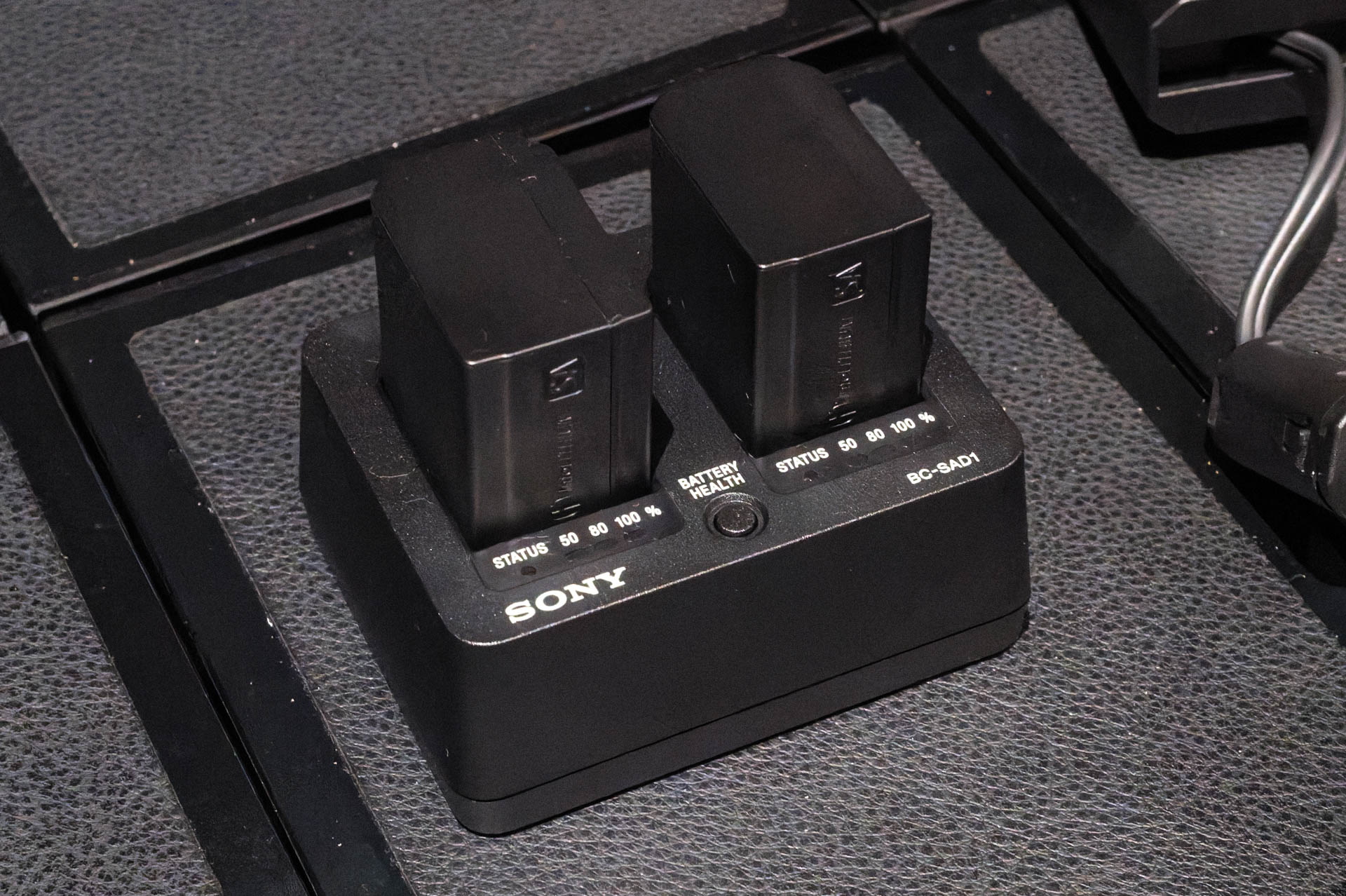 別売のバッテリーチャージャー「BC-SAD1」（バッテリーは付属しない）。45W以上のACアダプターと対応するUSBケーブルを用意すれば最高速で充電できる