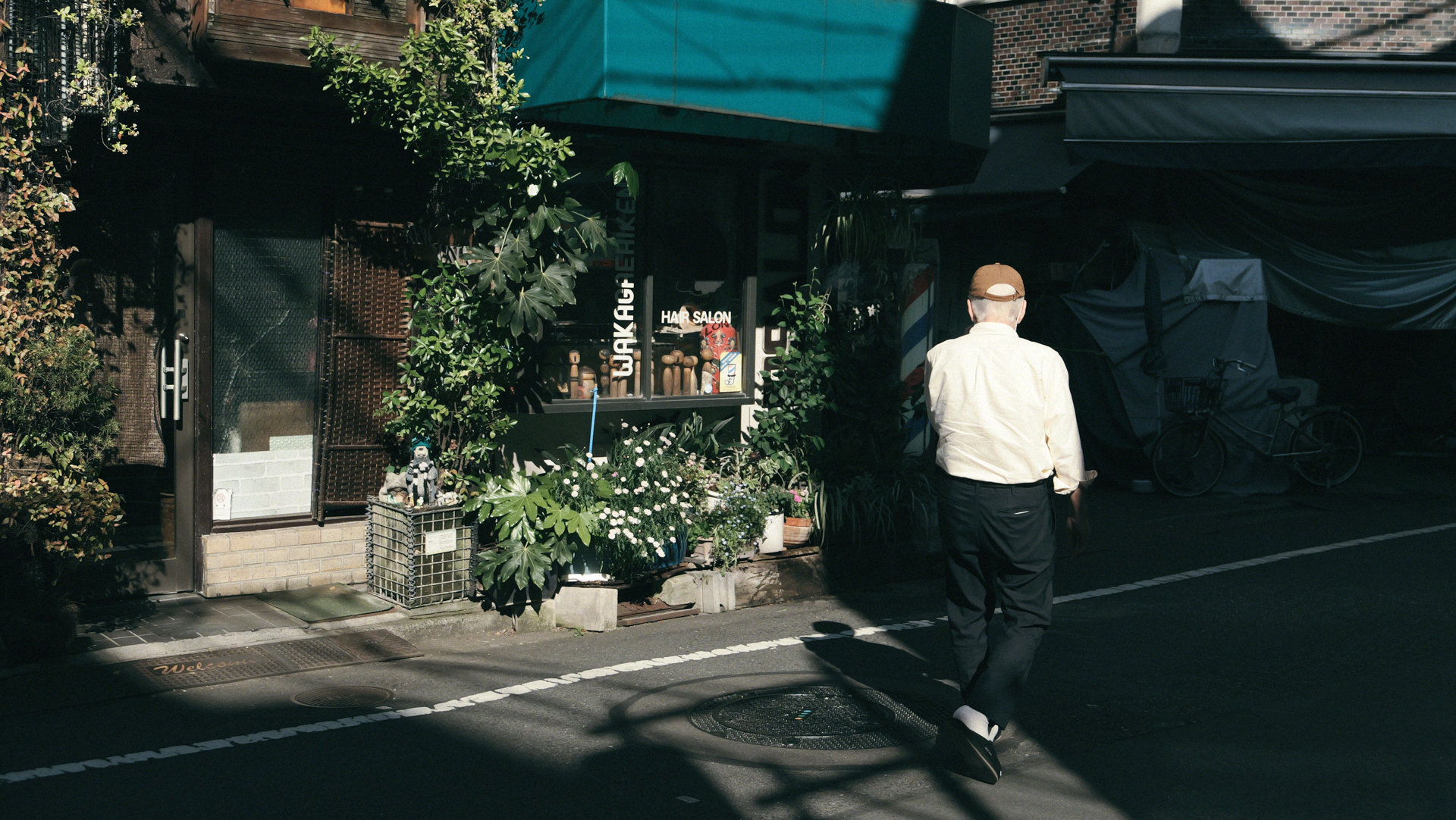 いいタイミングでご近所のお父さんが登場。16：9のアスペクト比で映画のワンシーンのような雰囲気に<br><span class="fnt-85">LUMIX L10／LEICA DC VARIO-SUMMILUX 10.9-34mm / F1.7-2.8 ASPH（21mm）／絞り優先AE（F4、1/1,000秒）／ISO 100／WB：AWB／-0.7EV／フォトスタイル：L.クラシック＋LUT2</span>