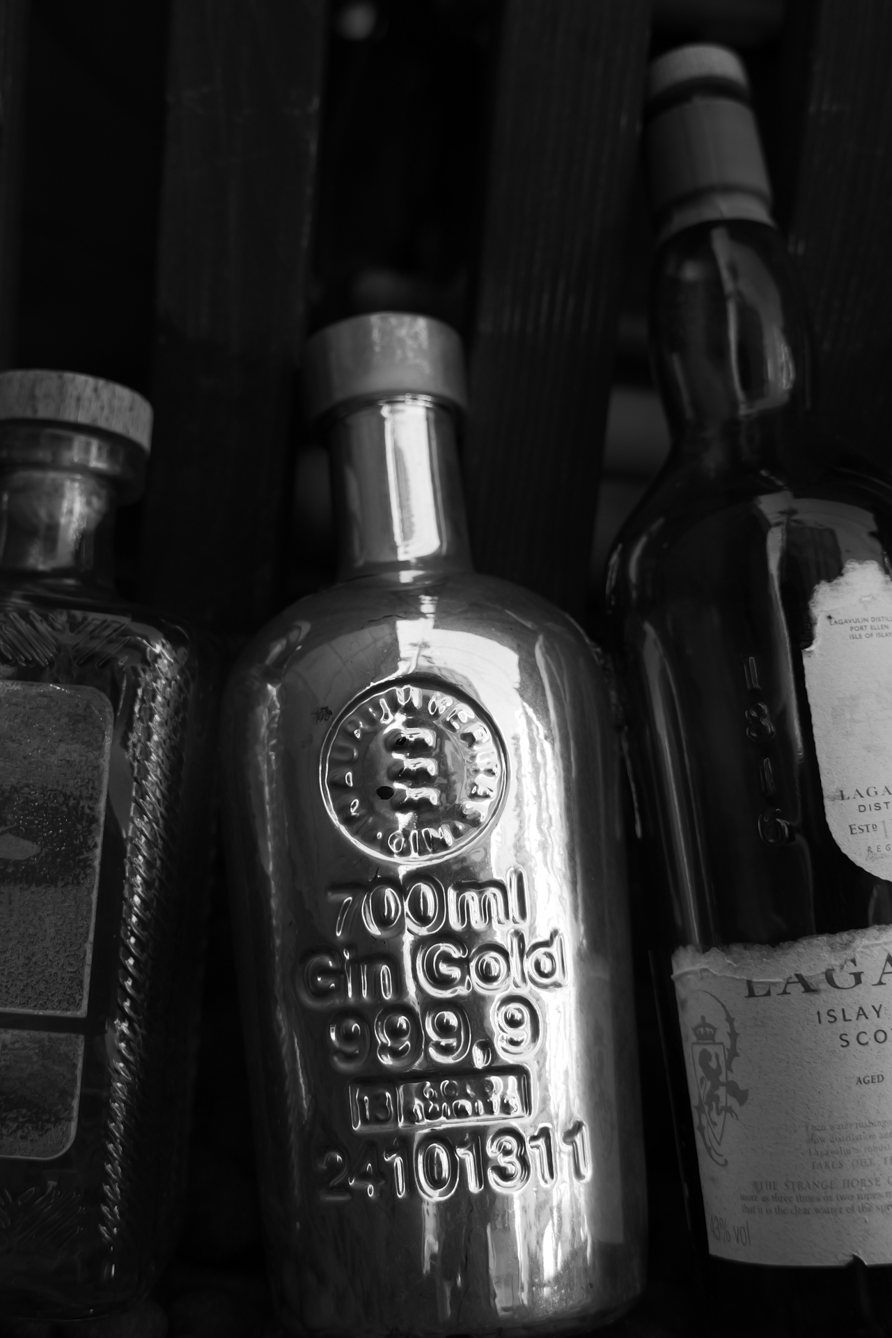 シルバーのボトルは光沢感がキレのあるツヤ感が引き出せました<br><span class="fnt-85">LUMIX L10／LEICA DC VARIO-SUMMILUX 10.9-34mm / F1.7-2.8 ASPH（17mm） ／絞り優先AE（F3.5、1/125秒）／ISO 100／WB：AWB／フォトスタイル：L.モノクロームD</span>