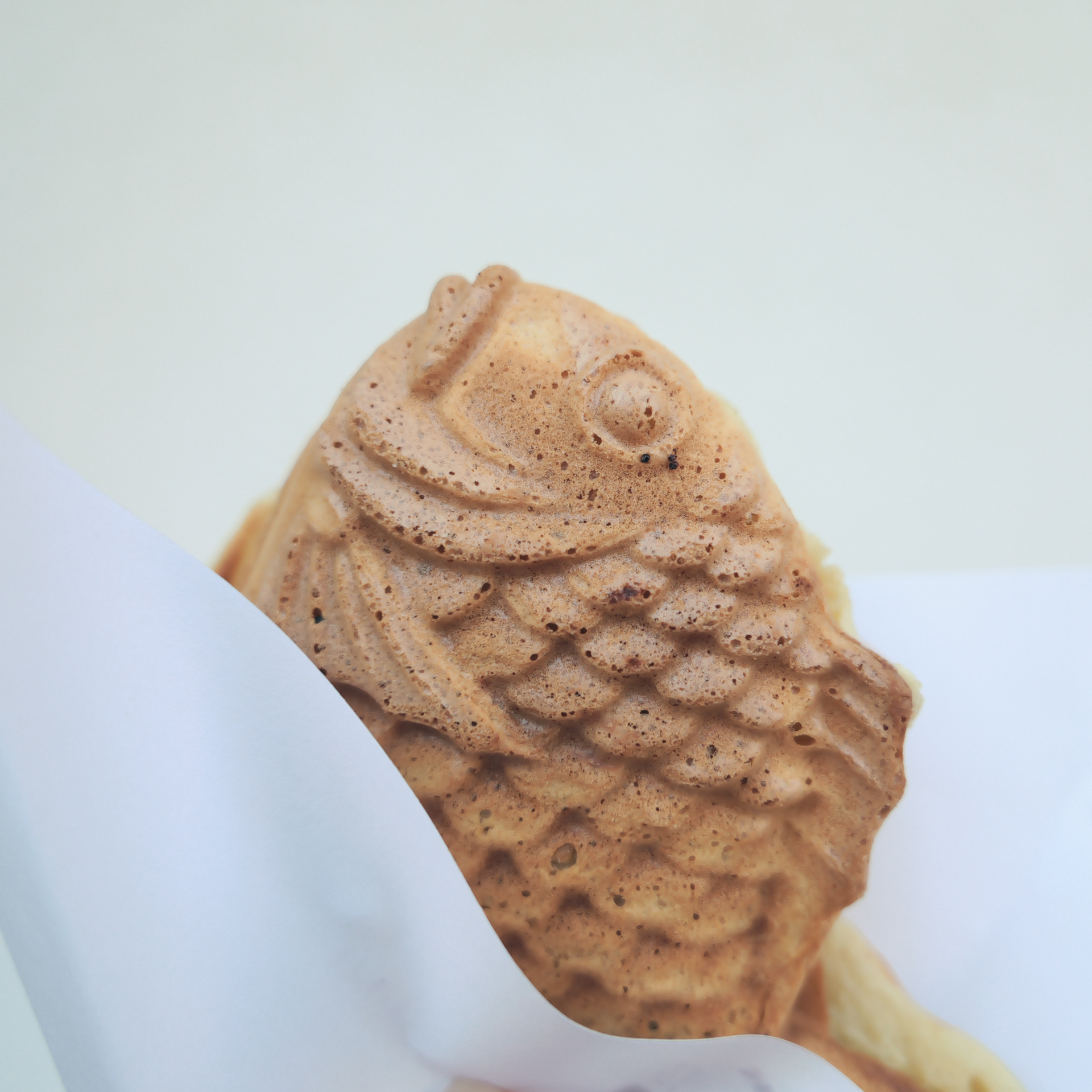焼き型の立体感も表面の気泡もすごい！と思いつつ、撮影したあとすぐにパクリ<br><span class="fnt-85">LUMIX L10／LEICA DC VARIO-SUMMILUX 10.9-34mm / F1.7-2.8 ASPH（11mm／Macro）／絞り優先AE（F1.7、1/320秒）／ISO 100／WB：AWB／+1EV／フォトスタイル：L.クラシック</span>