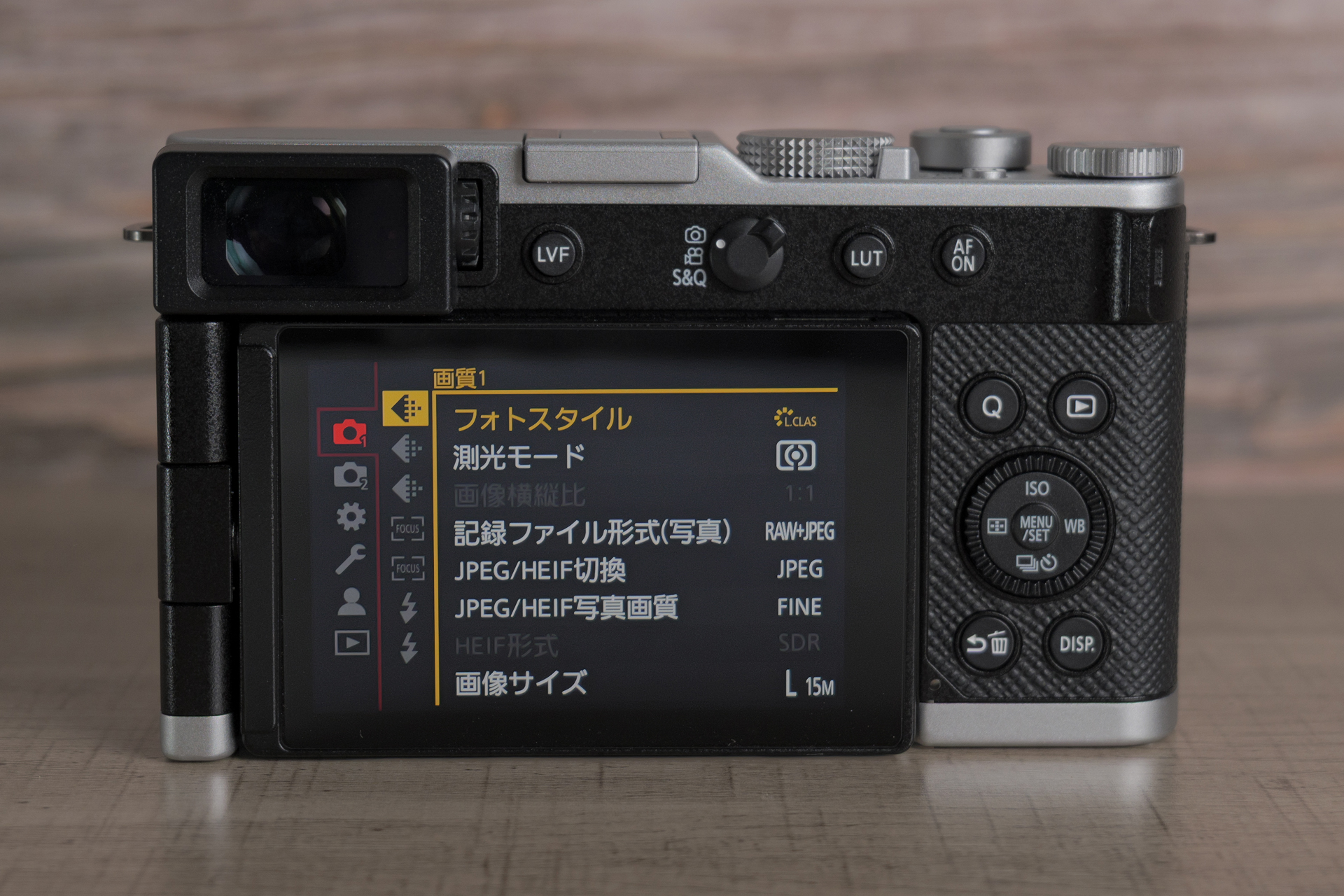 片手でも扱いやすいレイアウトのボタン類で、さまざまな設定を即座に変更できます。メニュー操作系はLUMIXを踏襲しています