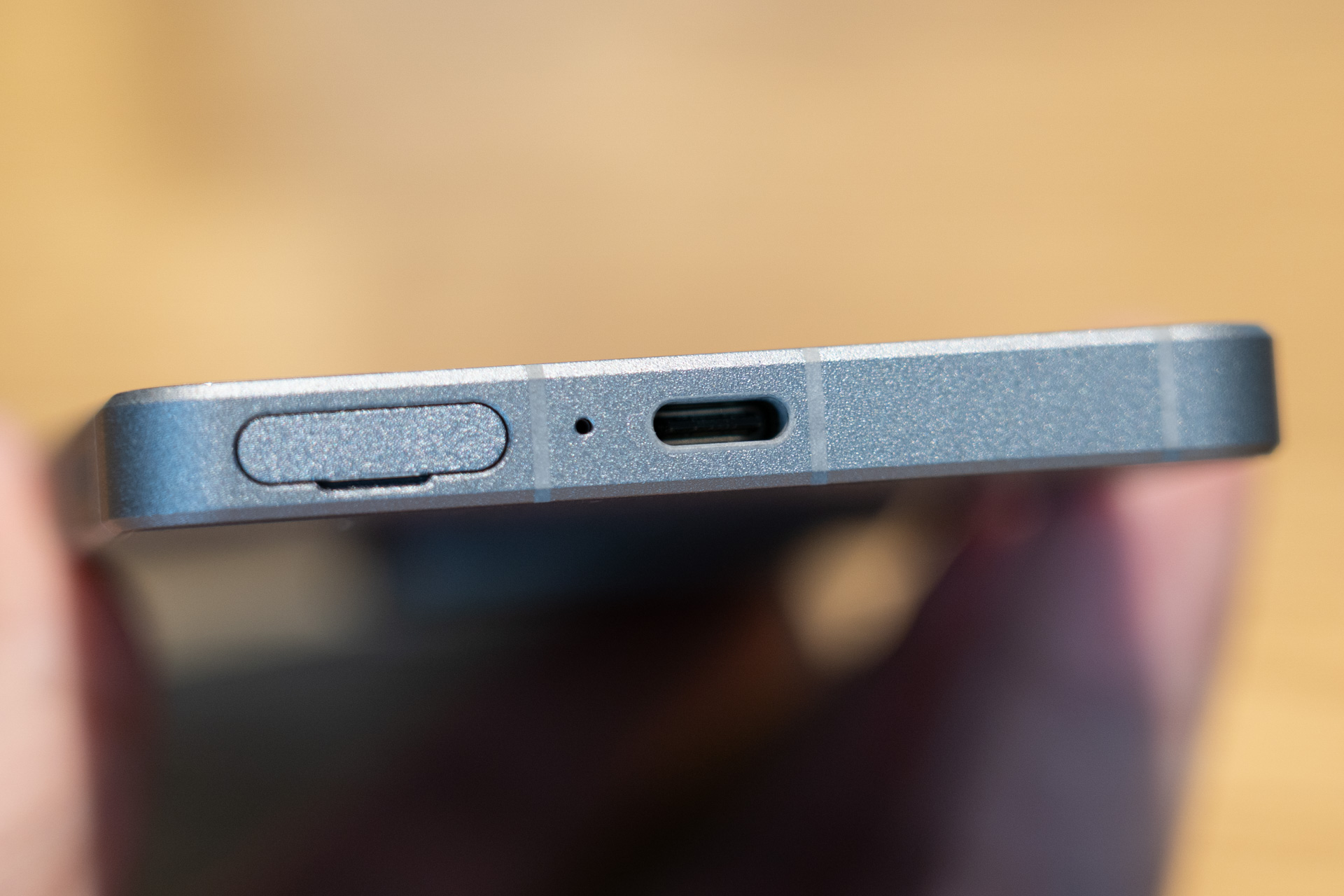 底面にmicroSDカードスロットを装備