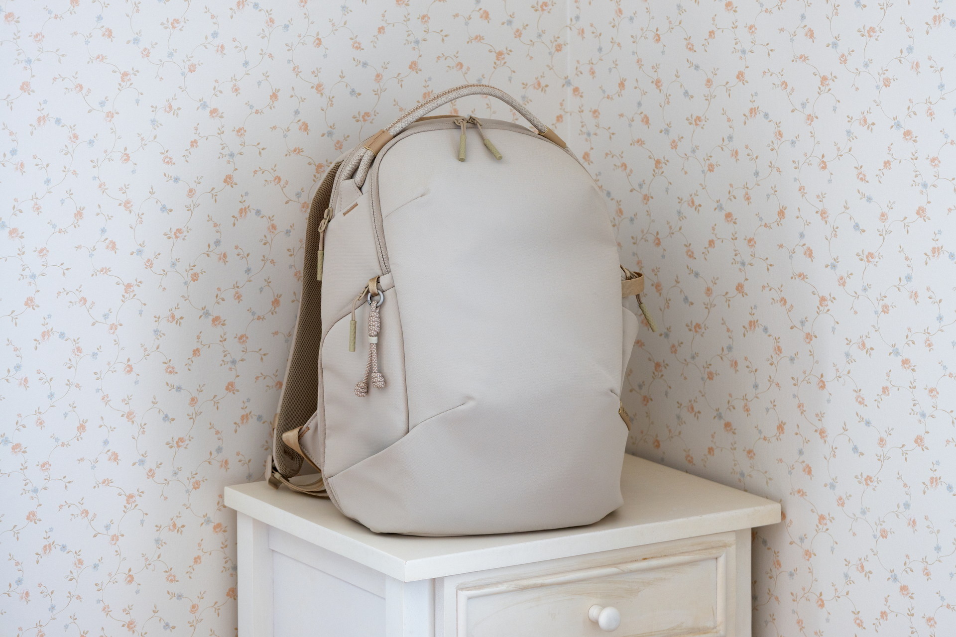 PGYTECH「OneGo Lite Backpack 12L」（クリーム）