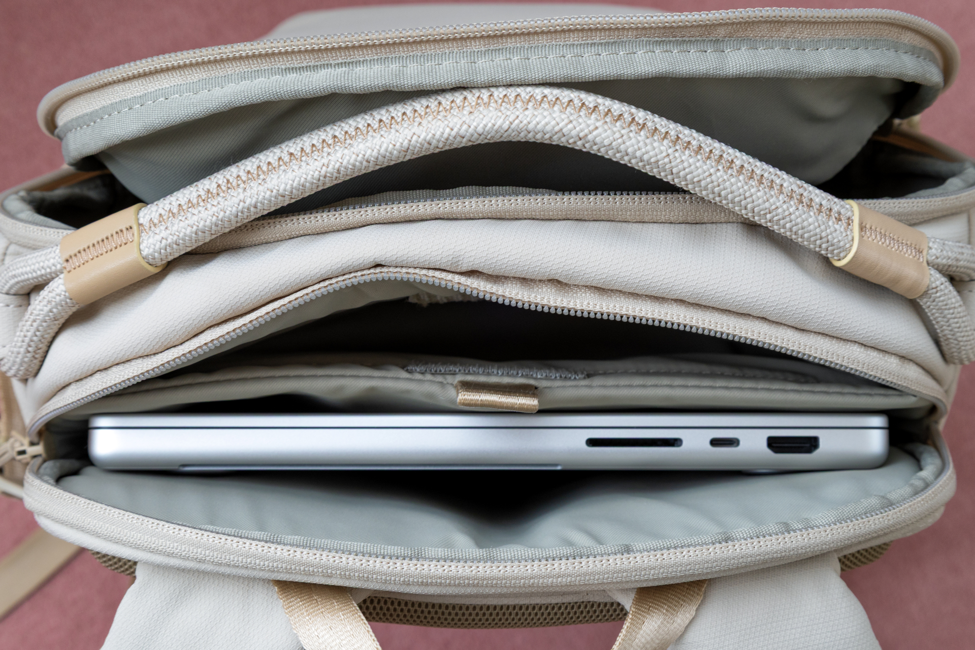 14インチのMacBook Proが収納可能なノートPCスリーブ