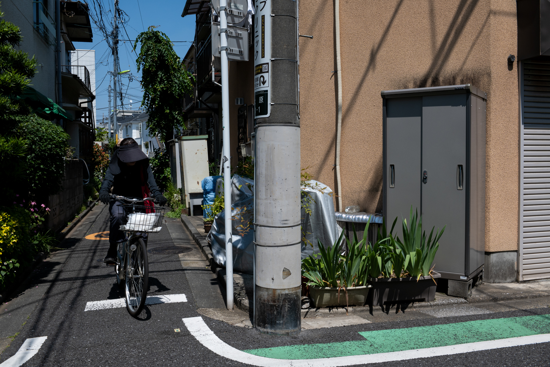 さらっと街を流して撮影する場合はどうしても35mmの視野で見ている感じがします。均質性の高いよい描写です。<br><span class="fnt-85">ニコン Z5 II／AI AF-S Zoom Nikkor ED 28-70mm F2.8D（IF）／35mm／プログラムAE（1/640秒、F13、－0.7EV）／ISO 400</span>