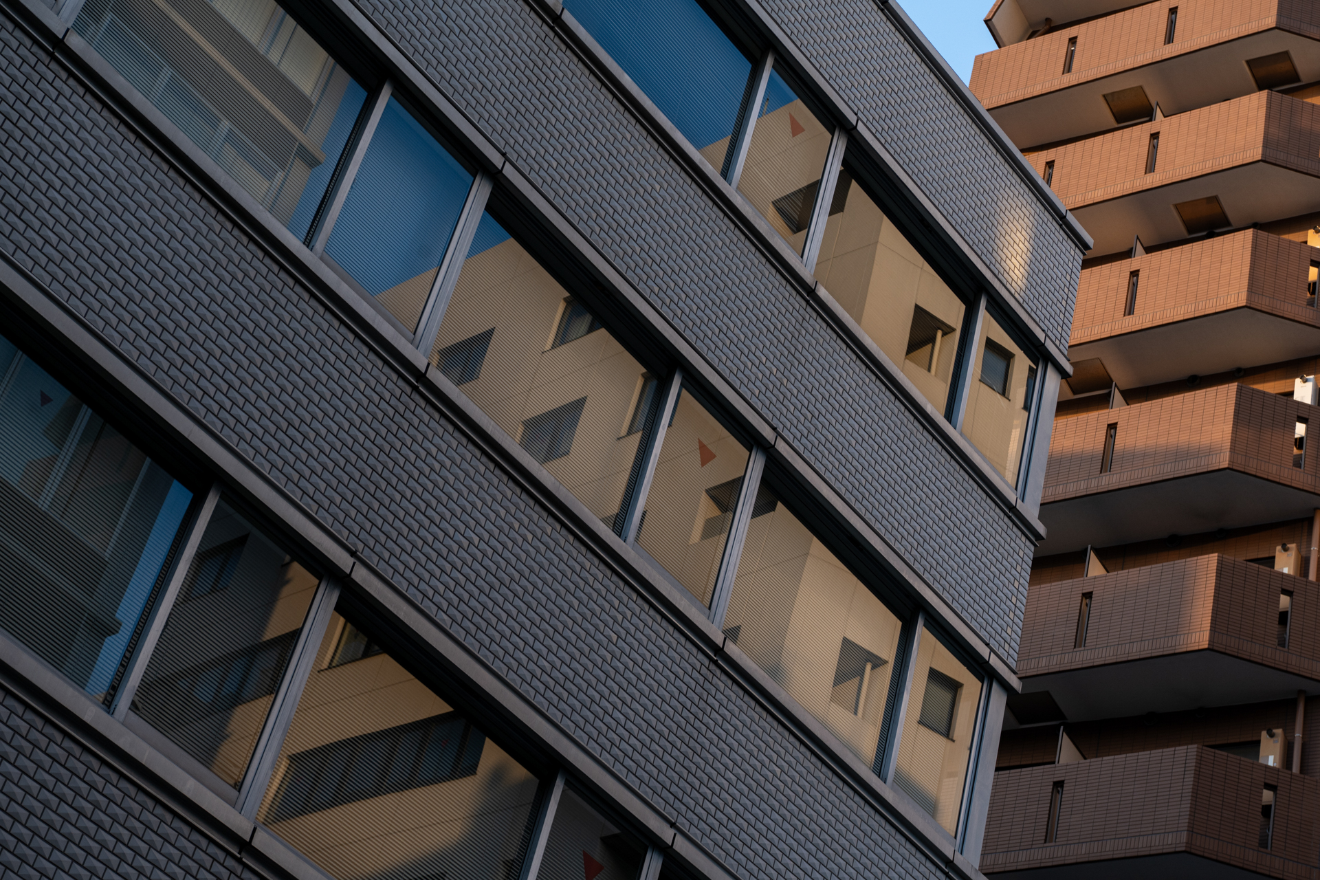 都市の風景では建物の上方を確認することも重要でかつ時間帯で面白い景色になることがあります。優れた画質です。<br><span class="fnt-85">ニコン Z5 II／AI AF-S Zoom Nikkor ED 28-70mm F2.8D（IF）／70mm／プログラムAE（1/200秒、F7.1、－1EV）／ISO 400</span>