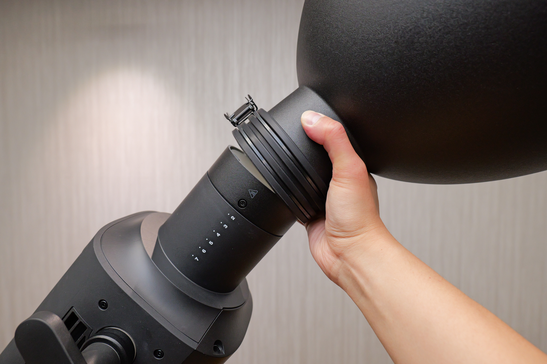 Profotoマウントを採用しており、対応アクセサリーの着脱もスムーズ