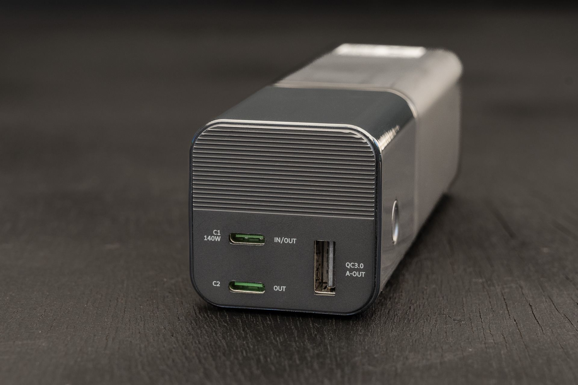 2口あるUSB Type-CはPD規格対応で最大140W入出力。能力を活かすためには対応したケーブルを別途準備しよう。Type-Aは1口、最大18W。