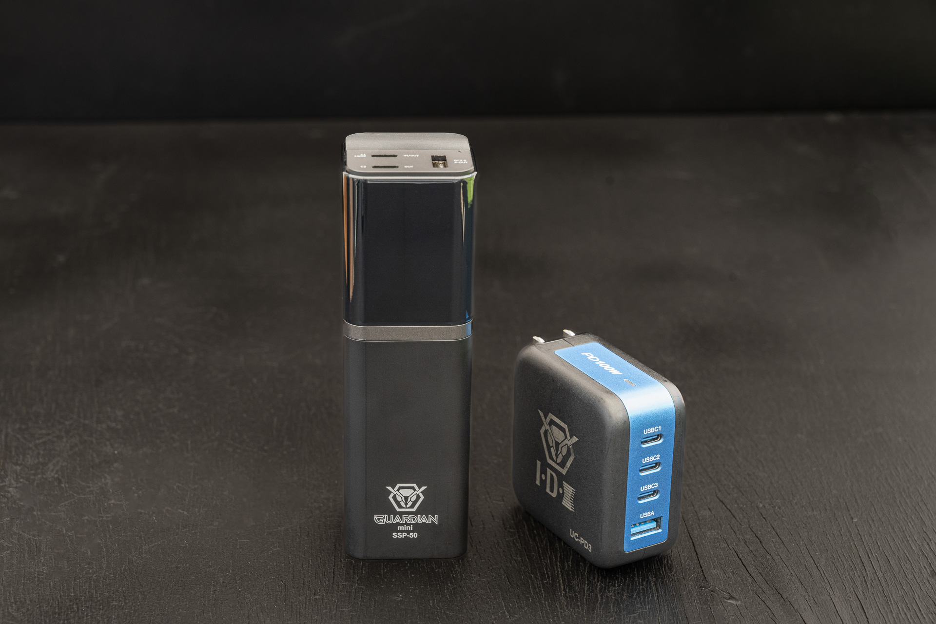 GUARDIAN mini SSP-50とUSB充電器、UC-PD3。UC-PD3は最大100Wの出力。最大の140Wで充電するには、本文参照のこと