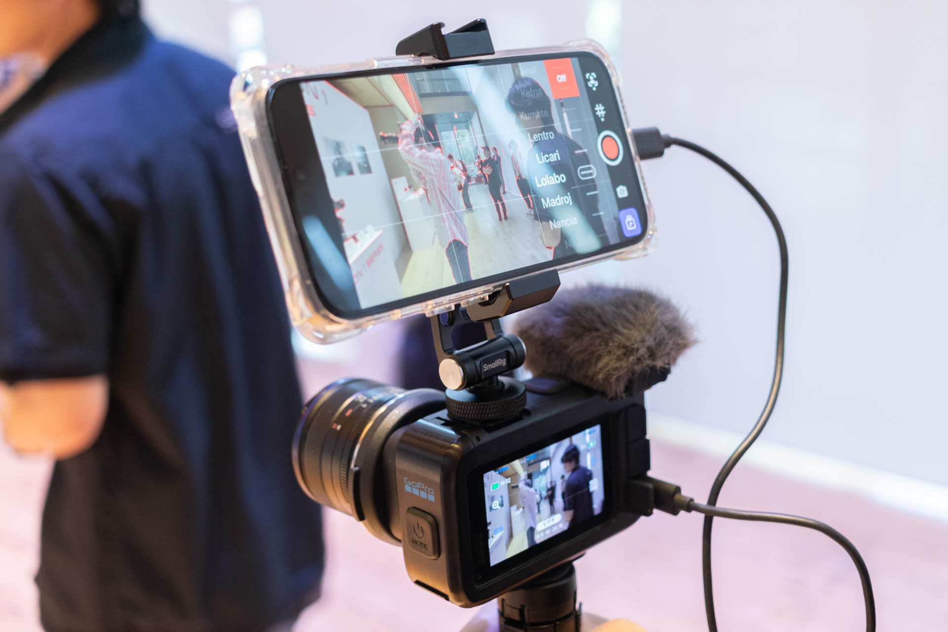 スマートフォンアプリでライブビューが見られる。LUTの反映やピーキング表示にも対応する