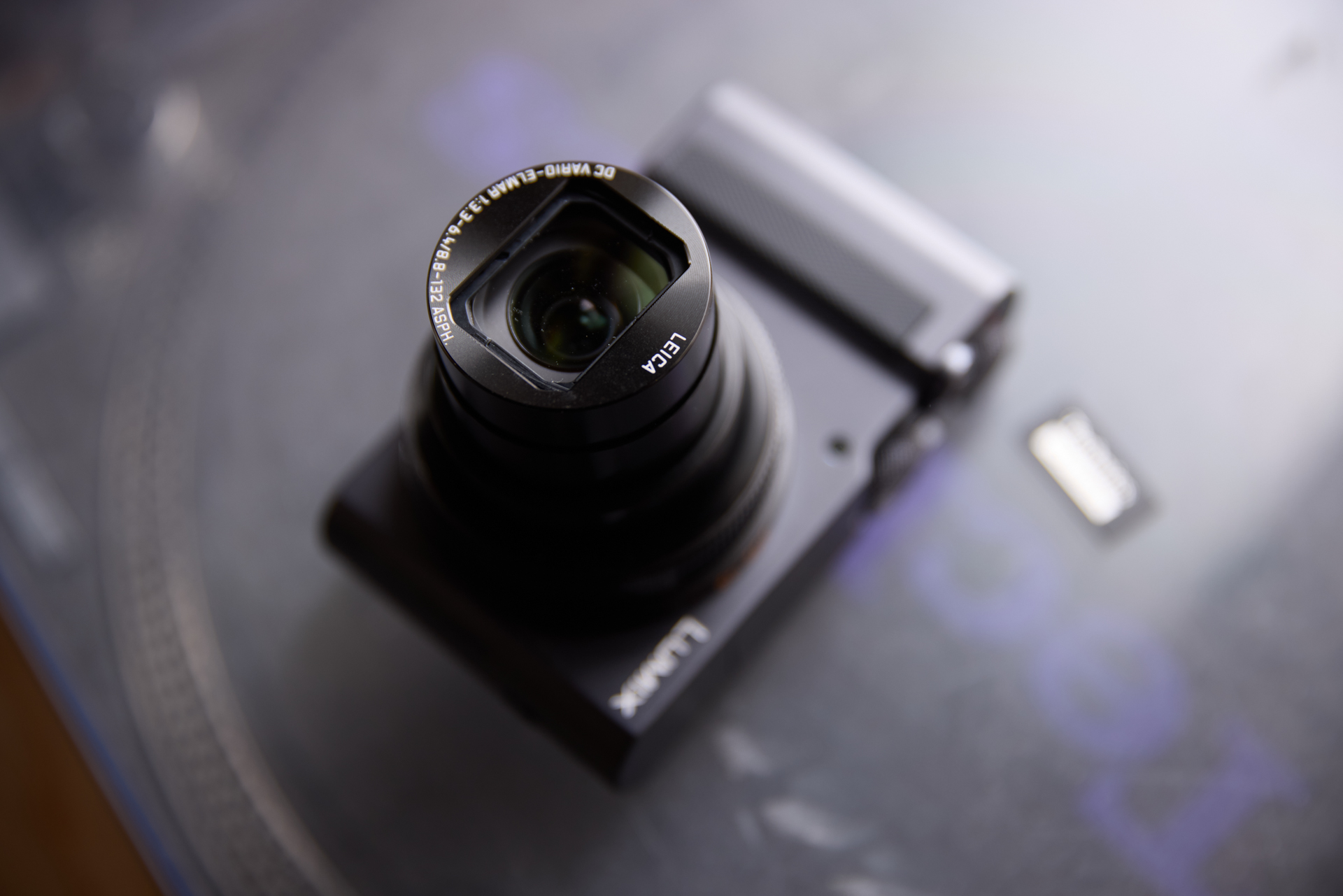 搭載レンズは、35mm判換算24-360mm相当の光学15倍ズームを誇る「LEICA DC VARIO-ELMAR」。11群13枚、非球面/EDレンズ：1枚、非球面レンズ：5枚、EDレンズ：3枚の贅沢な光学設計を採用し、全域で歪みの少ないライカ基準の描写を実現
