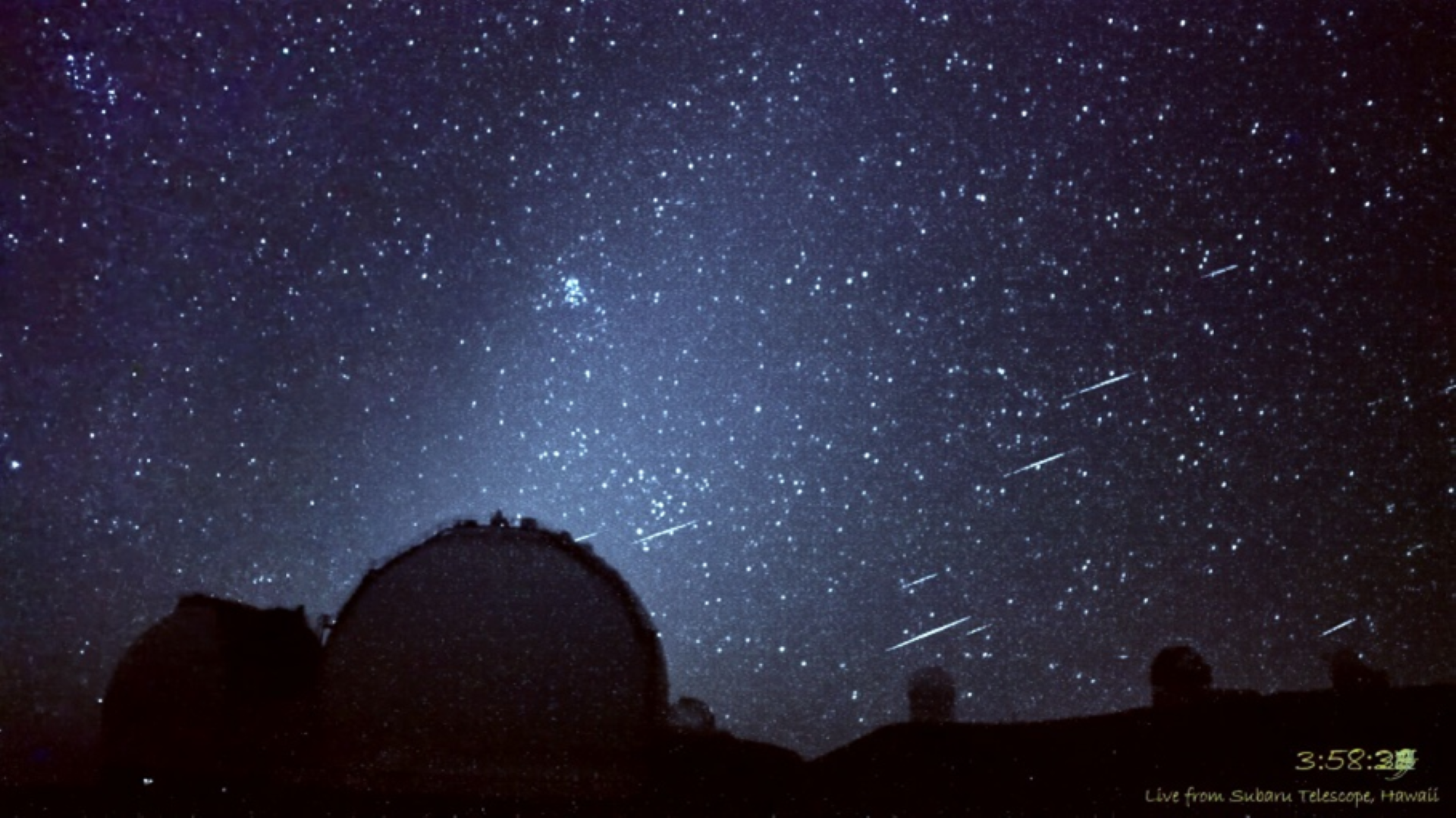2021年7月に観測された流星クラスター。10秒ほどの間に十数個の流れ星が同じ方向に流れた＝朝日新聞、国立天文台