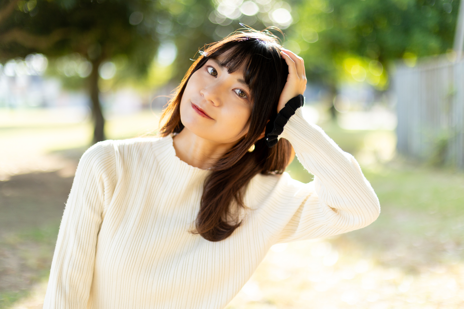 背景ボケをみますと、レモン型ですね。気になりますか？筆者はまったく気にならないんですが、うるさい人は高いレンズをお買い求めになったほうがストレスがないと思いますよ。モデル：ひぃな<br><span class="fnt-85">キヤノン EOS R6 Mark III／RF45mm F1.2 STM／45mm／絞り優先AE（1/2,500秒、F1.2、1EV）／ISO 200</span>