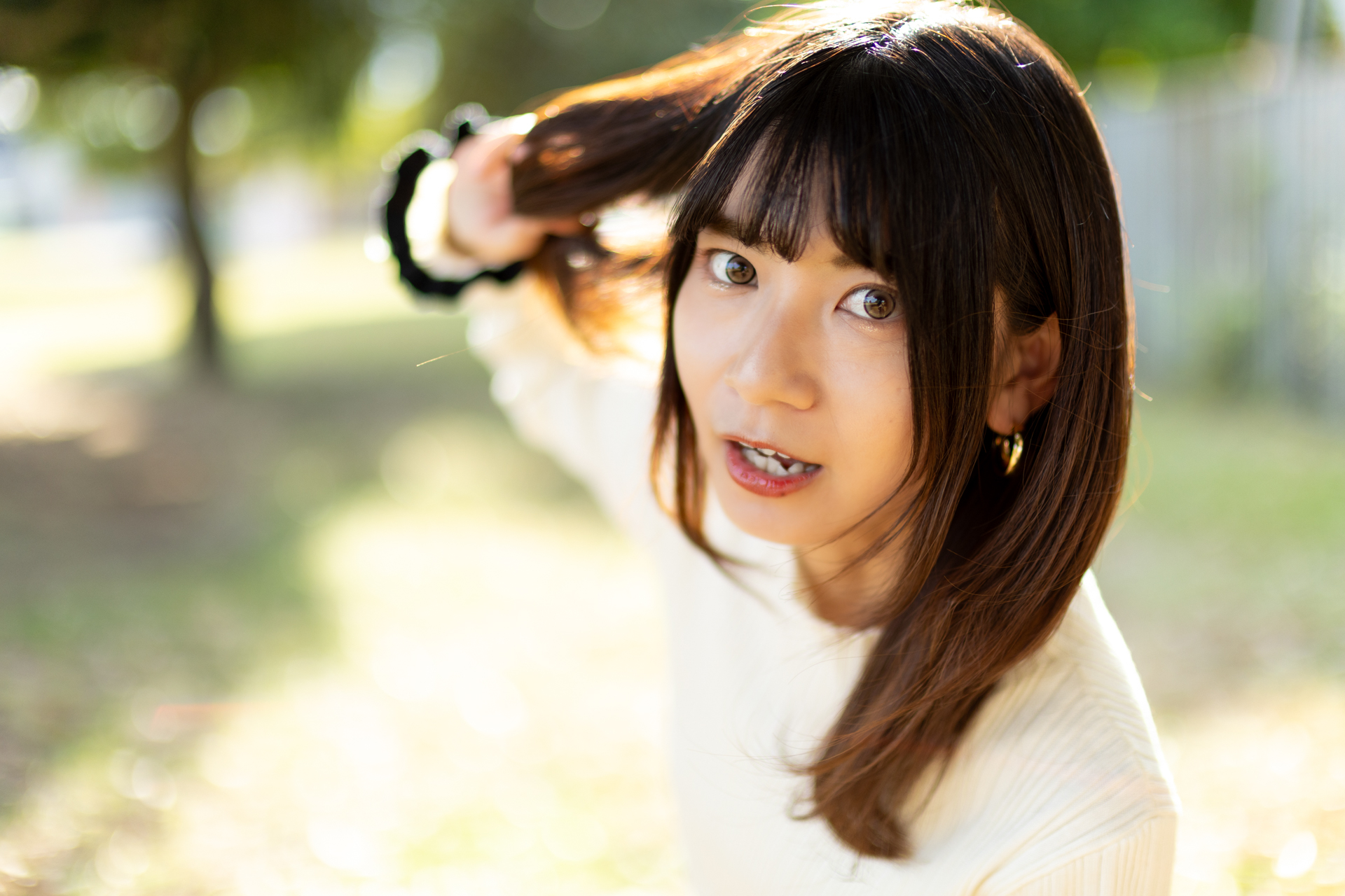 モデルさんに動いてもらいながら、連続して撮影してみました。開放絞りでこの距離だとフォーカスを追うのは難しいのですが、高い確率で正確に合焦しておりました。さすがですね。依頼仕事ならば効率よくするために少し絞って撮りますけどね。モデル：ひぃな<br><span class="fnt-85">キヤノン EOS R6 Mark III／RF45mm F1.2 STM／45mm／絞り優先AE（1/1,600秒、F1.2、1EV）／ISO 200</span>
