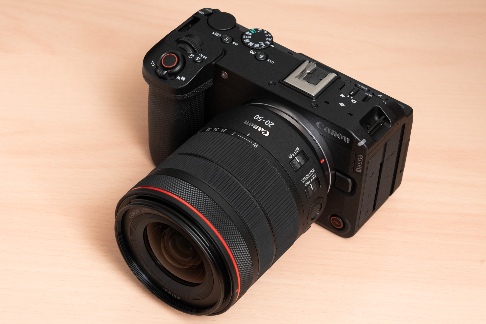 RF20-50mm F4 L IS USM PZを装着したところ