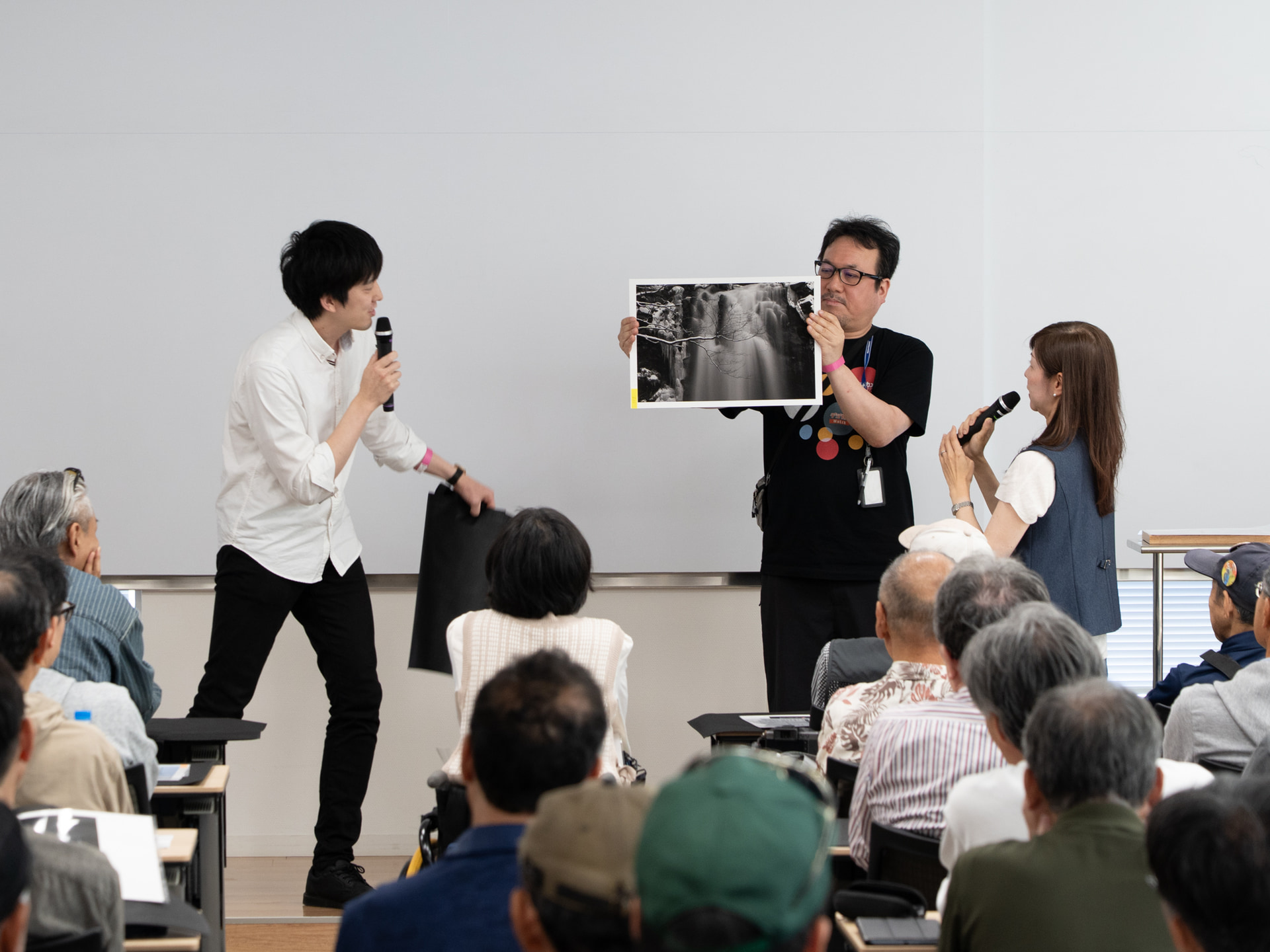 プリントを申し込んだ来場者を壇上に呼んで作品の紹介をする場面も