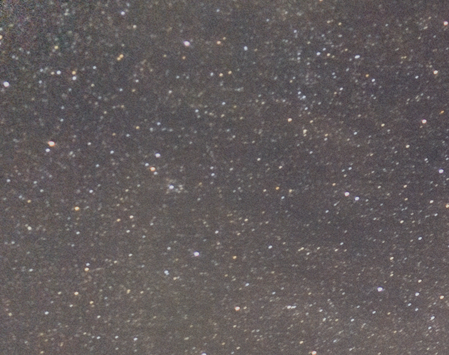 メインカットの左上部を拡大したもの。開放F1.4であっても周辺部までしっかりと星を写してくれるのは秀逸