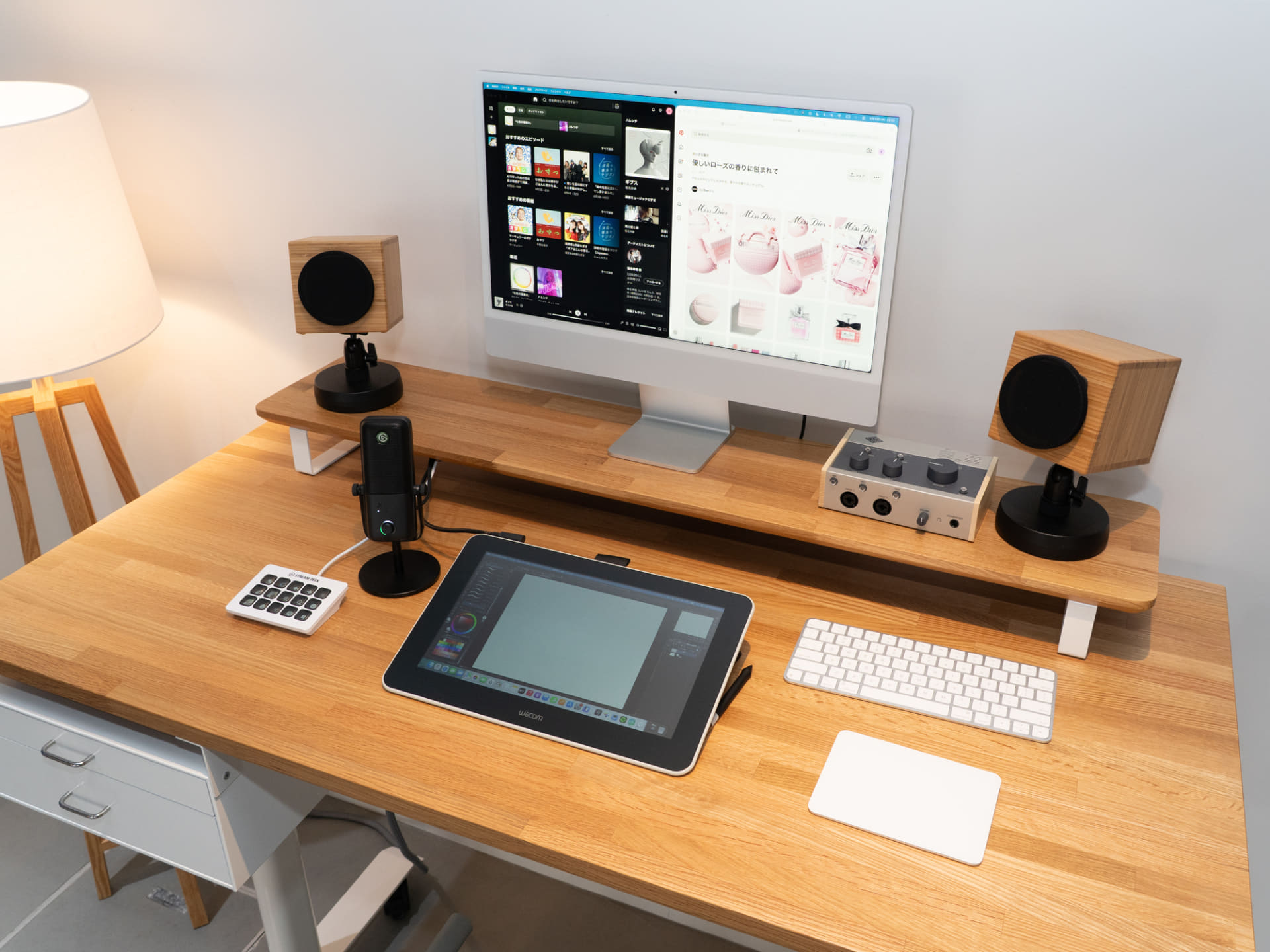 iMacと液晶タブレットを中心とした業務快適性を考慮した配置